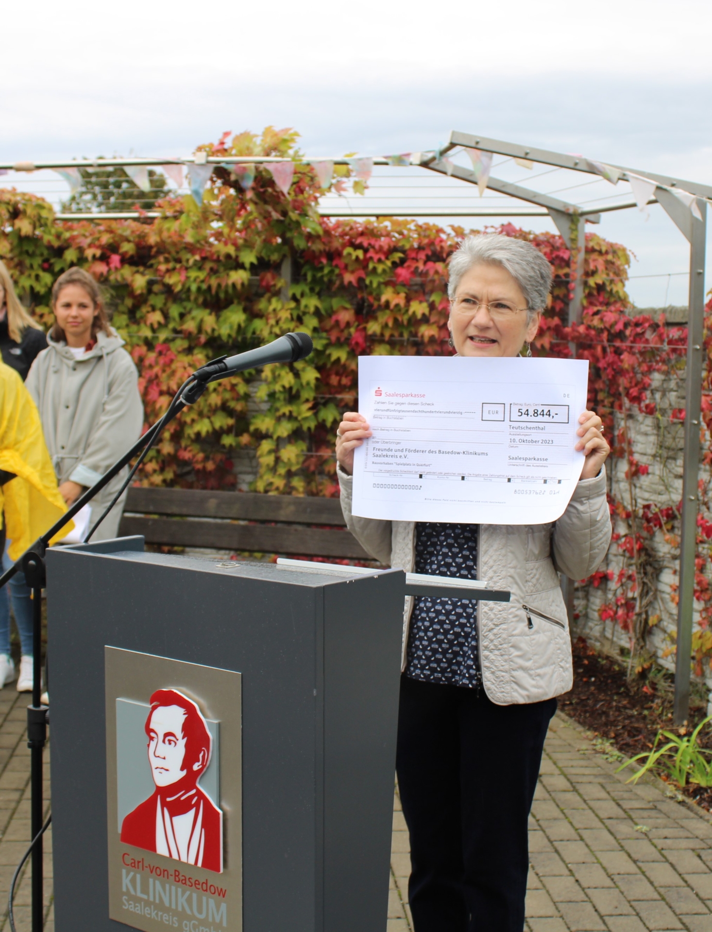 Die Schatzmeisterin des Fördervereins e.V. Basedow-Klinikum-Saalekreis, Anne-Kathrin Fritzsche, freute sich über den Spendenscheck der Saalesparkasse.