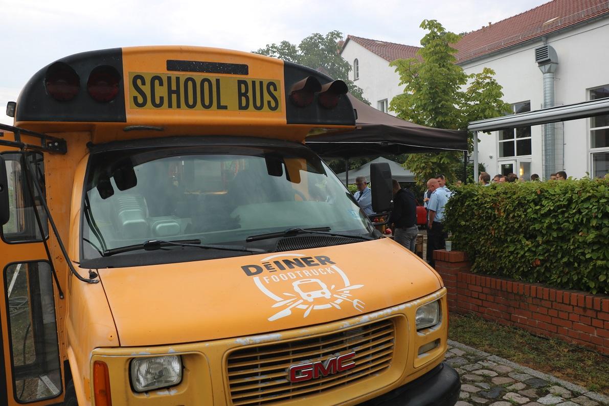 School Bus auf der Jahreshauptversammlung der Freiwilligen Feuerwehr