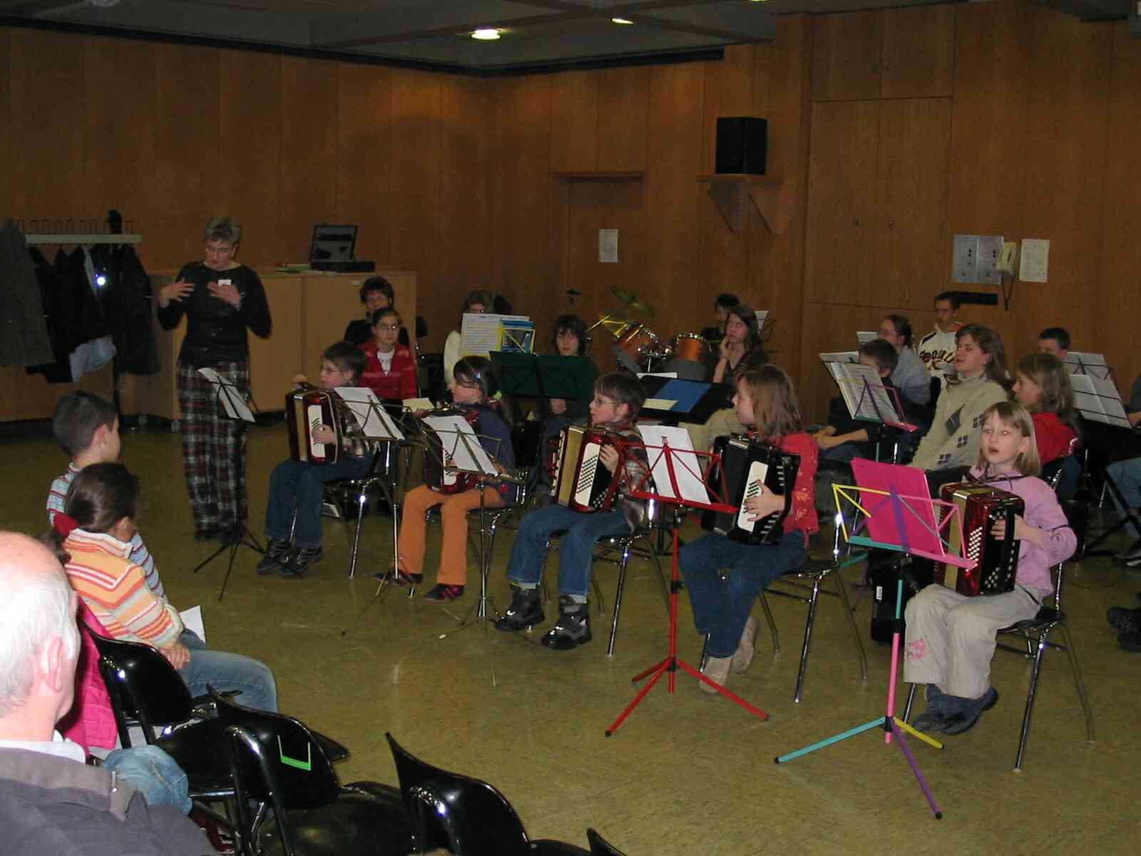Kooperation Schule und Verein: Vorspielabend der Akkordeon AG an der GHWRS am 28.02.2005