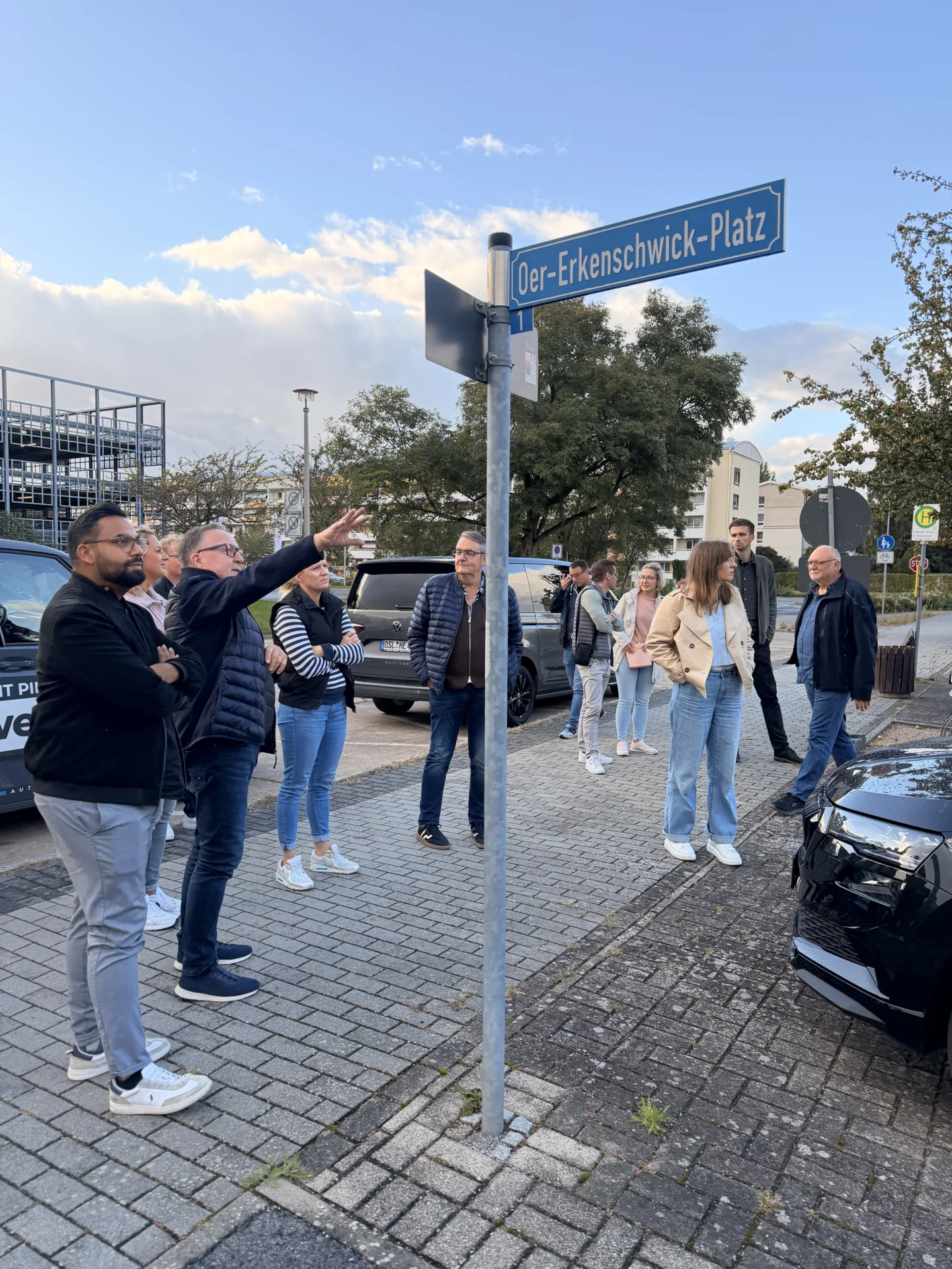 Oer-Erkenschwicks neuer Bürgermeister (li.) erkundet das Stadtgebiet.