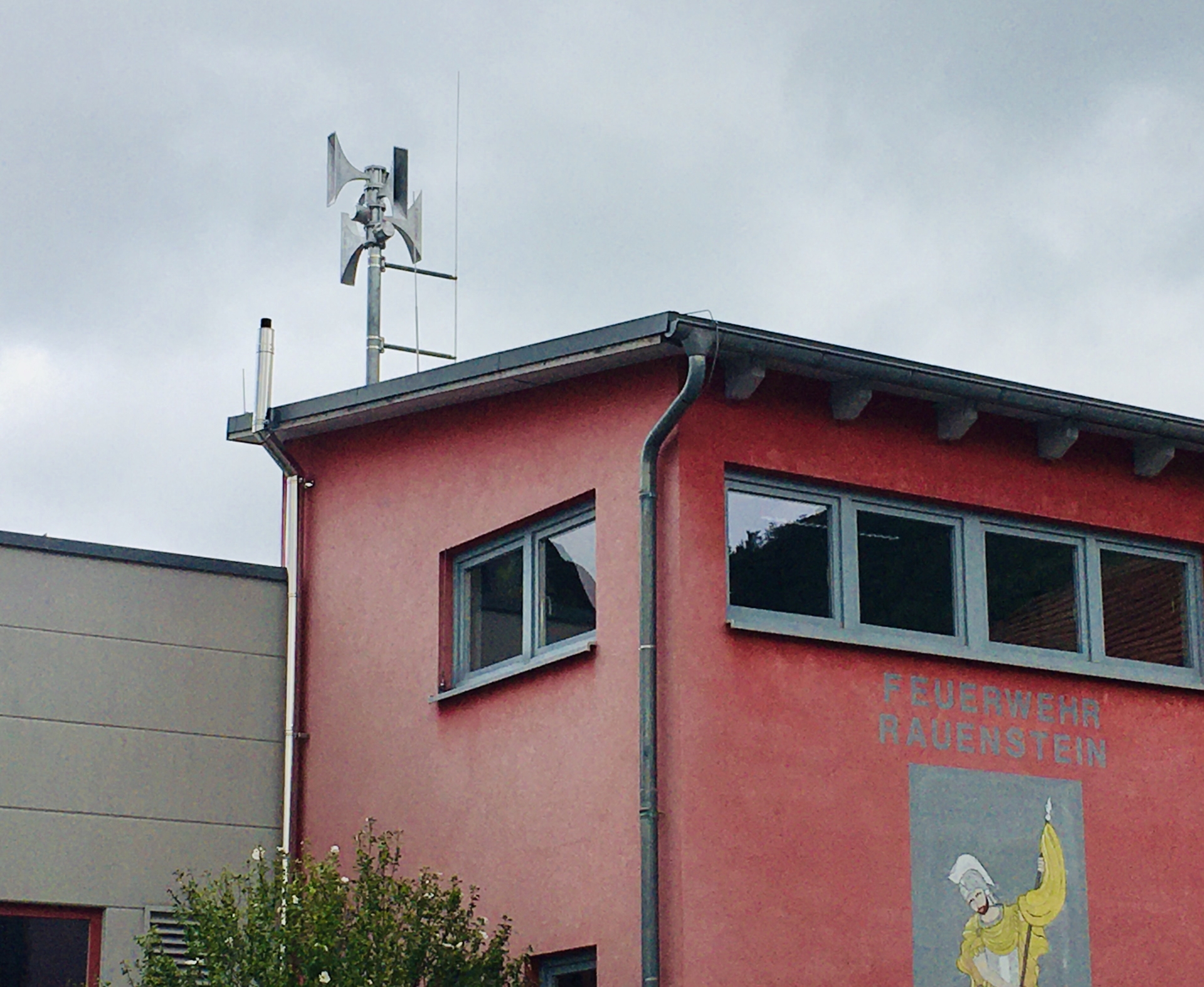 Die elektronische Sirene auf dem Dach des Feuerwehrgerätehauses Rauenstein