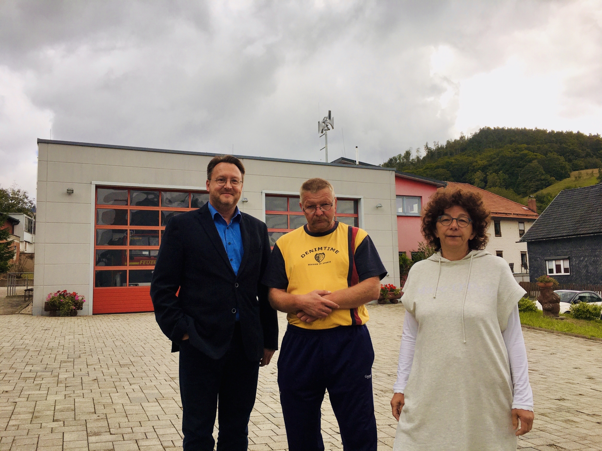 LR Sesselmann - Kamerad Marko Weiß vom Löschzug West - BMin Ute Müller-Gothe vor dem Gerätehaus der FFW Rauenstein