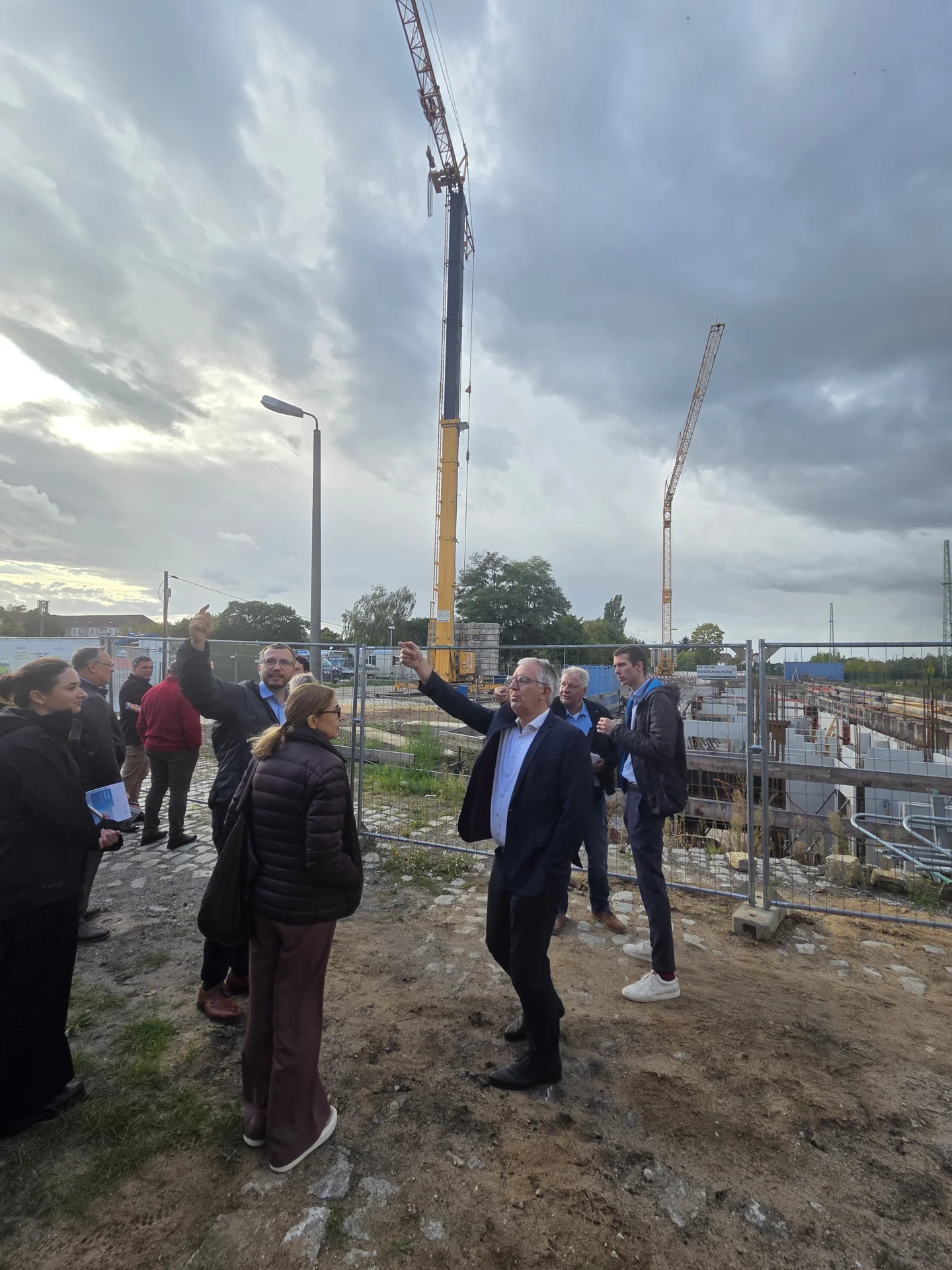 Die Delegation machte unter anderem auch Halt an der Baustelle des Coworking Space GREEN HUB. 