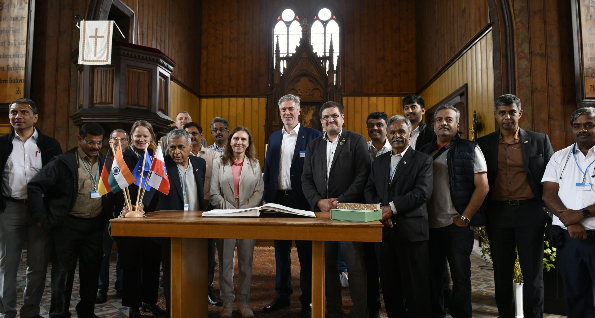 chz Indien Delegation 50 Gruppenfoto Holzkirche mit Buch