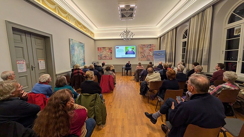 Prof. Dr. Christian Stöcker las aus seinem aktuellen Buch 'Männer, die die Welt verbrennen' und diskutierte angeregt darüber mit dem Publikum © Verein Miteinander leben e.V.