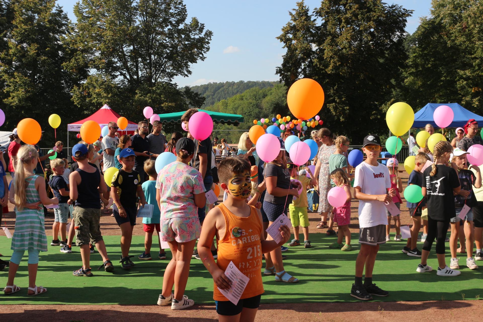 Der Luftballonwettbewerb lies die Kinderaugen strahlen