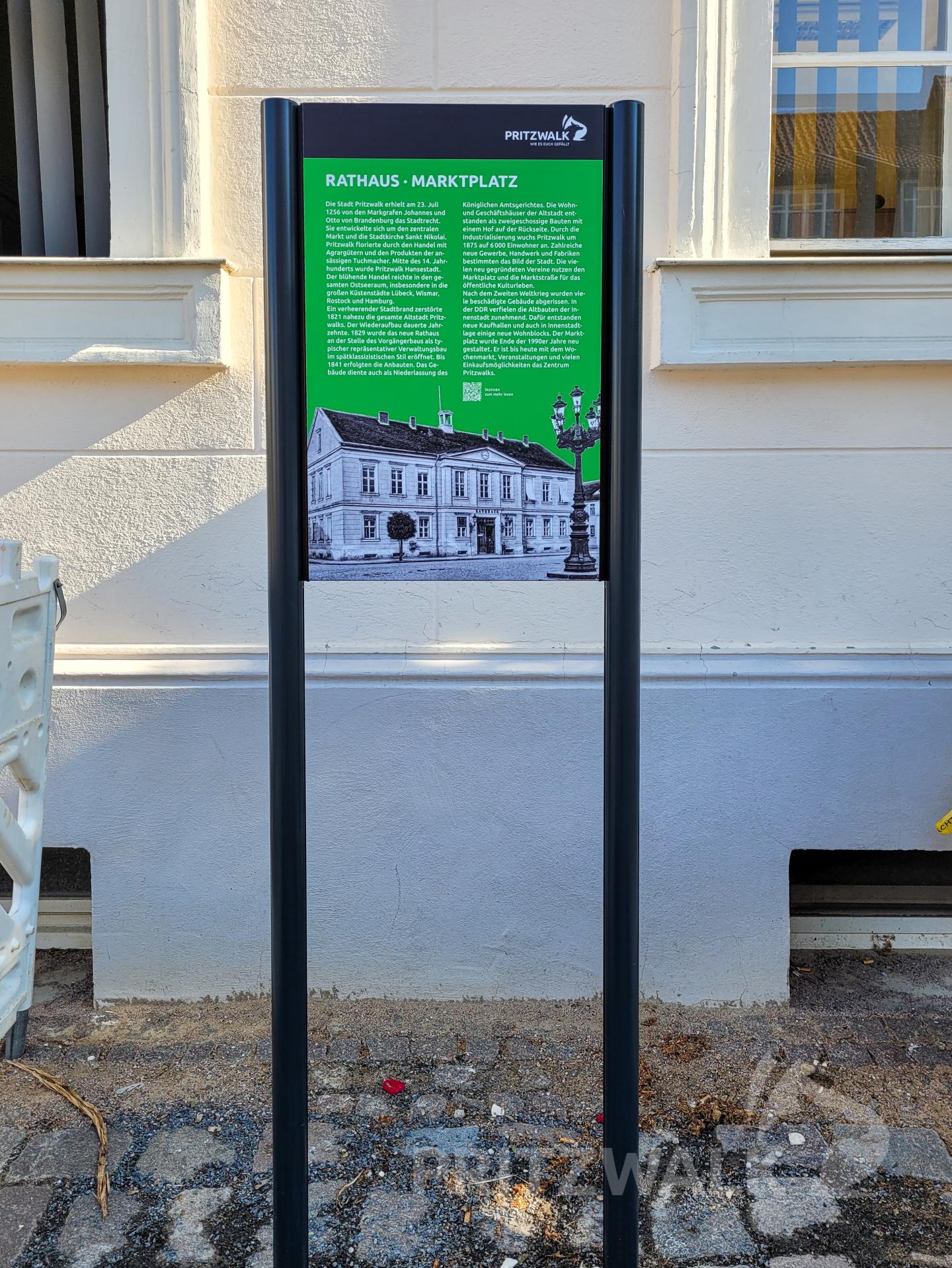 Objektschilder - hier am Rathaus - informieren an markanten Gebäuden oder Denkmälern über das jeweilige Haus. Foto: Beate Vogel