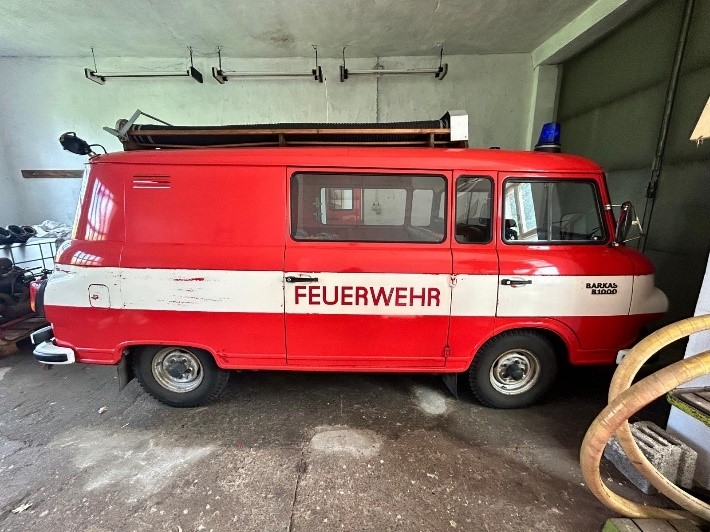 Feuerwehrfahrzeug von der Seite