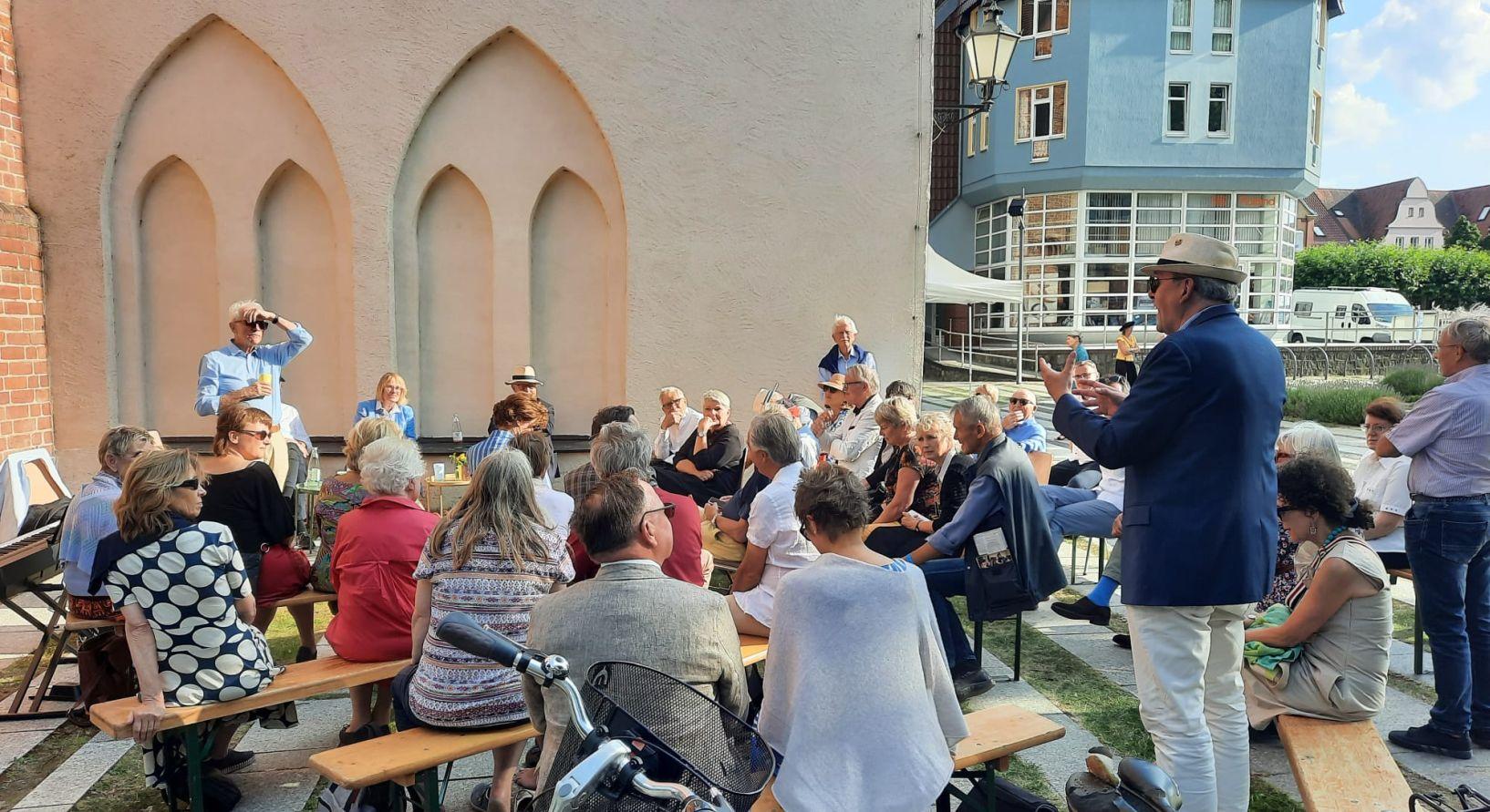 Lübbener Gesprächsrunde vor der Paul-Gerhardt-Kirche zu Spiritualität, Kirche und Glauben. Foto: Karen Ascher