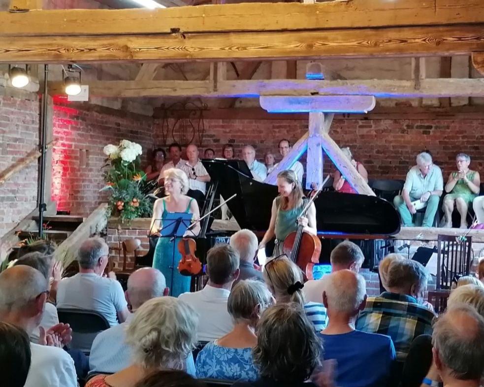 Zweimal Geige: Antje Weithaas (l.) und Marie-Elisabeth Hecker. Foto: Dörthe Ziemer