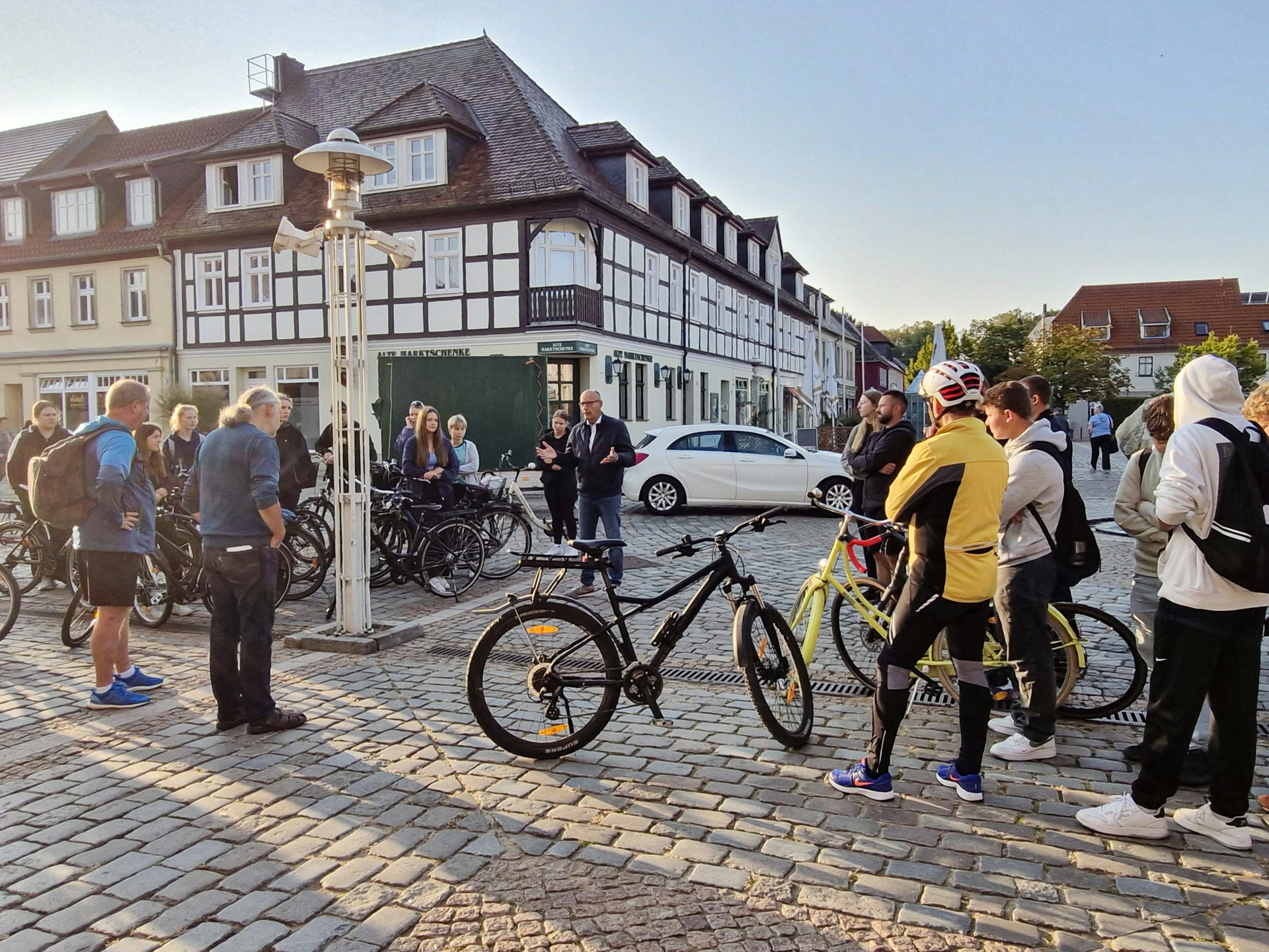 Bürgermeister Dr. Ronald Thiel verabschiedete die Schüler morgens auf dem Marktplatz. Foto: Sandra Bels