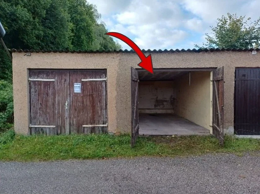 Garage mit Pfeil