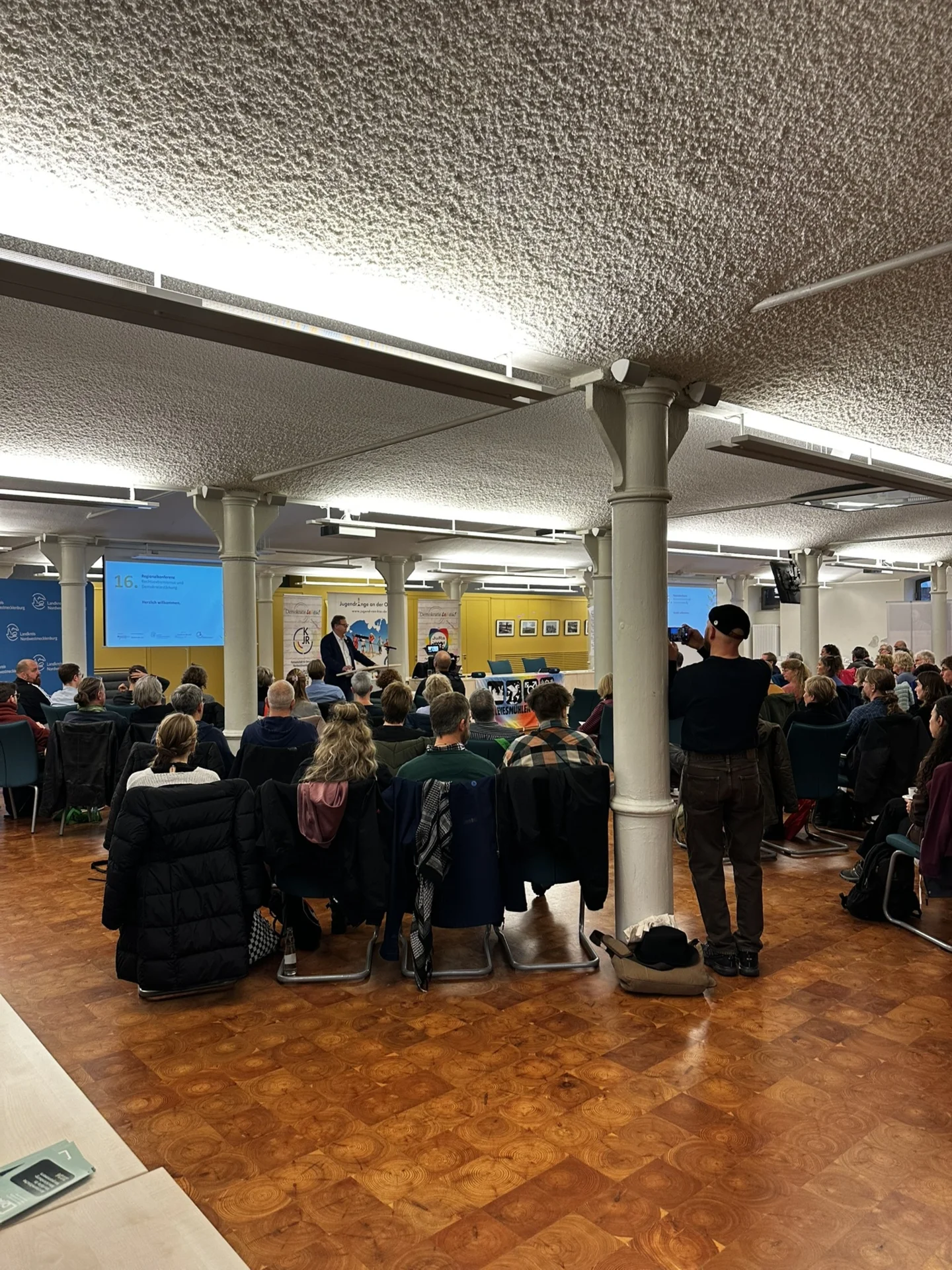 Ingo Funk, 2. Stellvertreter des Landrates, begrüßt die rund 100 Konferenzbesucher in der ‚Malzfabrik‘ in Grevesmühlen © Kreisjugendring Nordwestmecklenburg