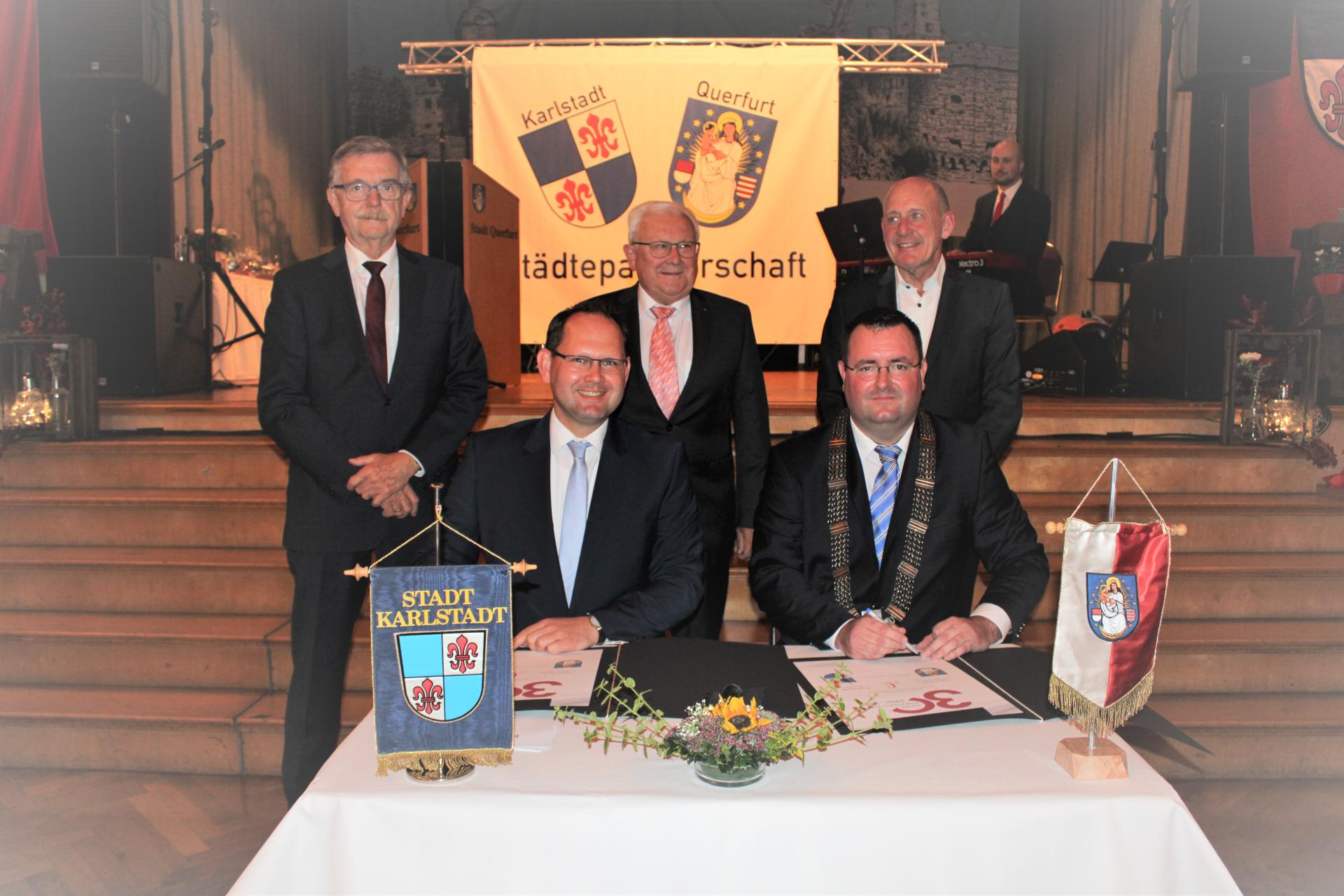 Unterzeichnung der Urkunden anlässlich der 30-jährigen Partnerschaft zwischen Karlstadt und Querfurt