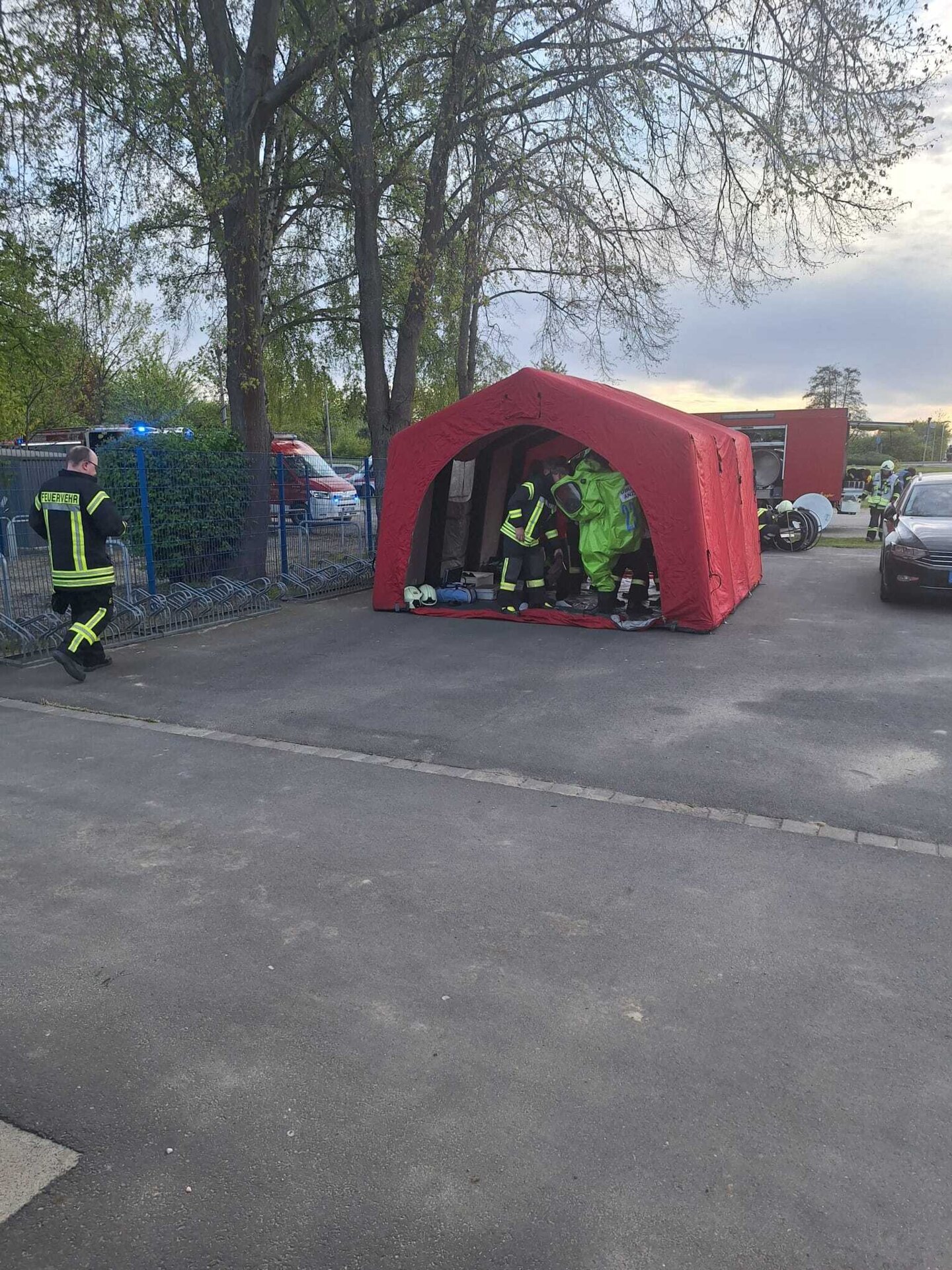 Einsatztrupps beim Umziehen
