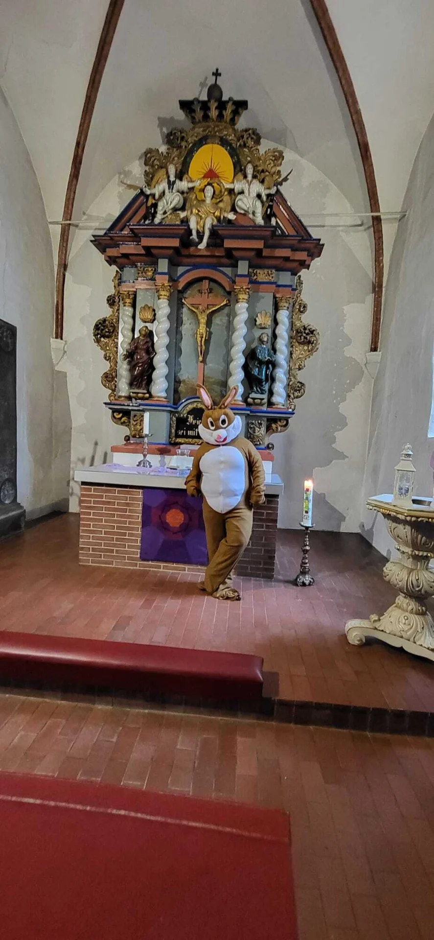 Osterhase am Altar