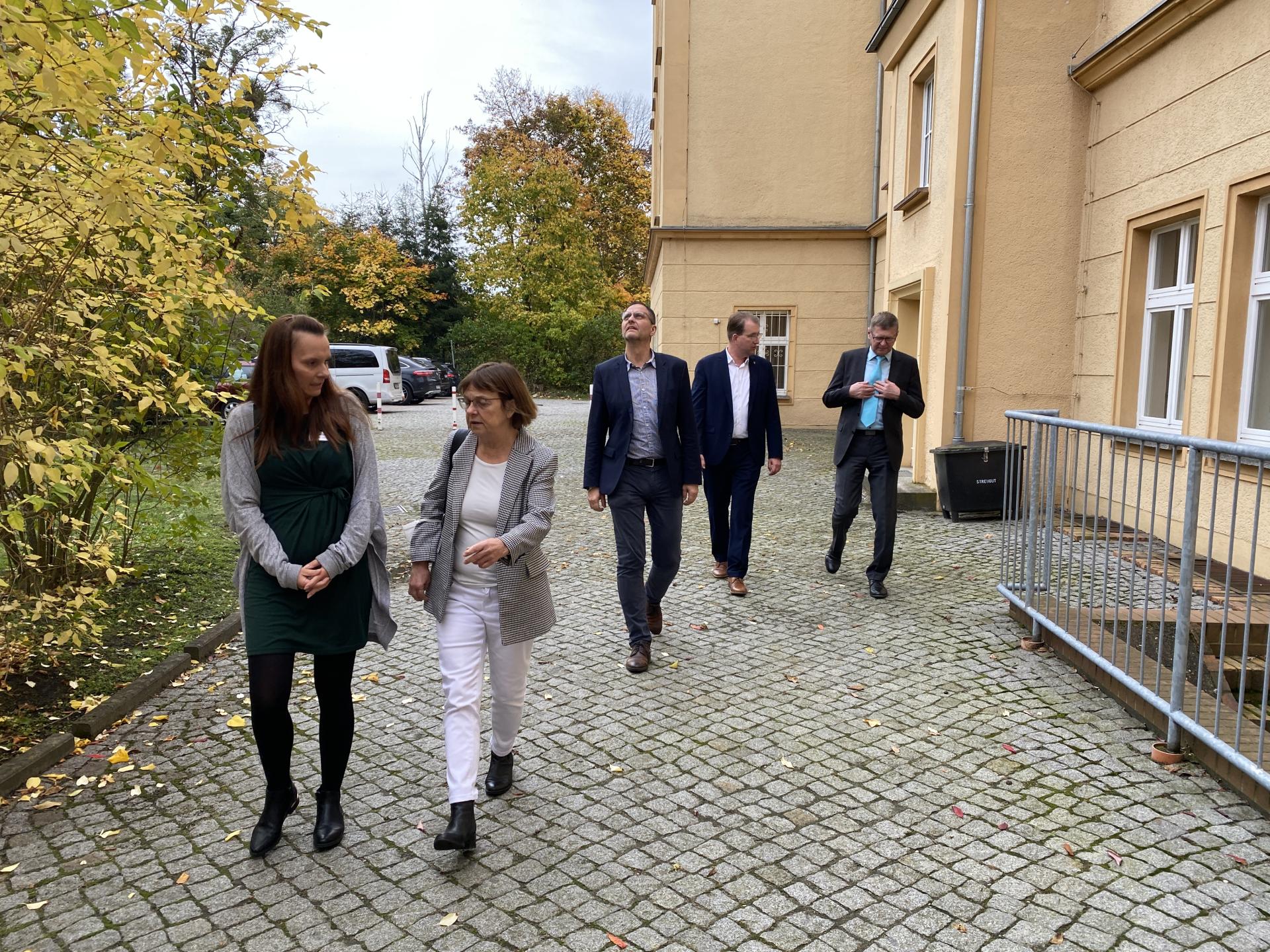 Sozialministerin Nonnemacher besucht den Pflegestützpunkt Oberspreewald-Lausitz in Senftenberg (Bild: LK OSL / Nora Bielitz)