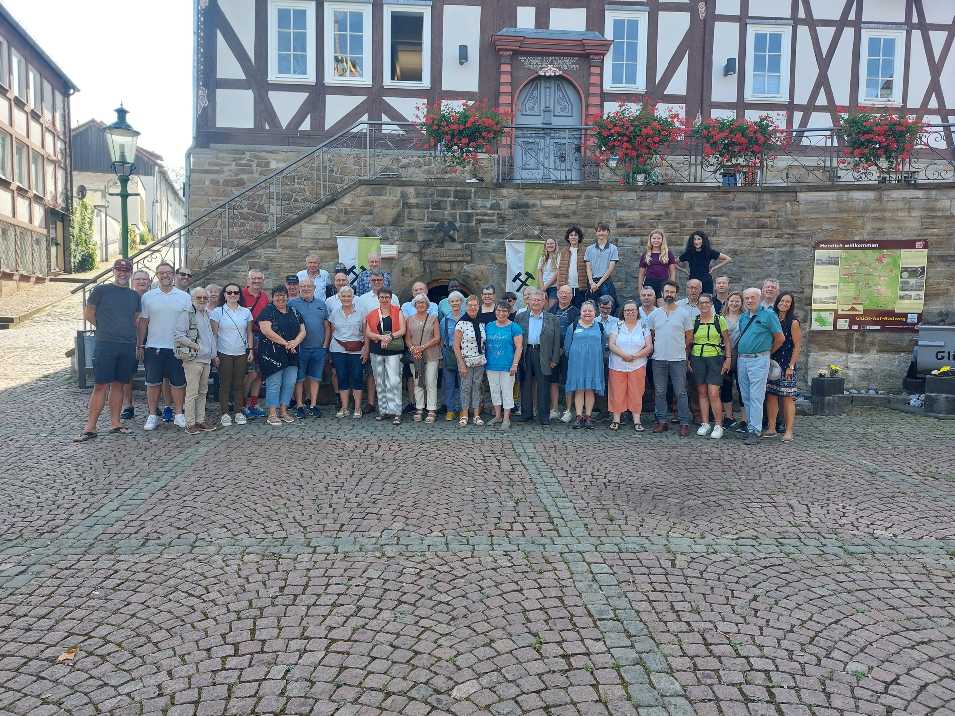 Französische Gäste und Sontraer Gastfamilien vor dem Rathaus