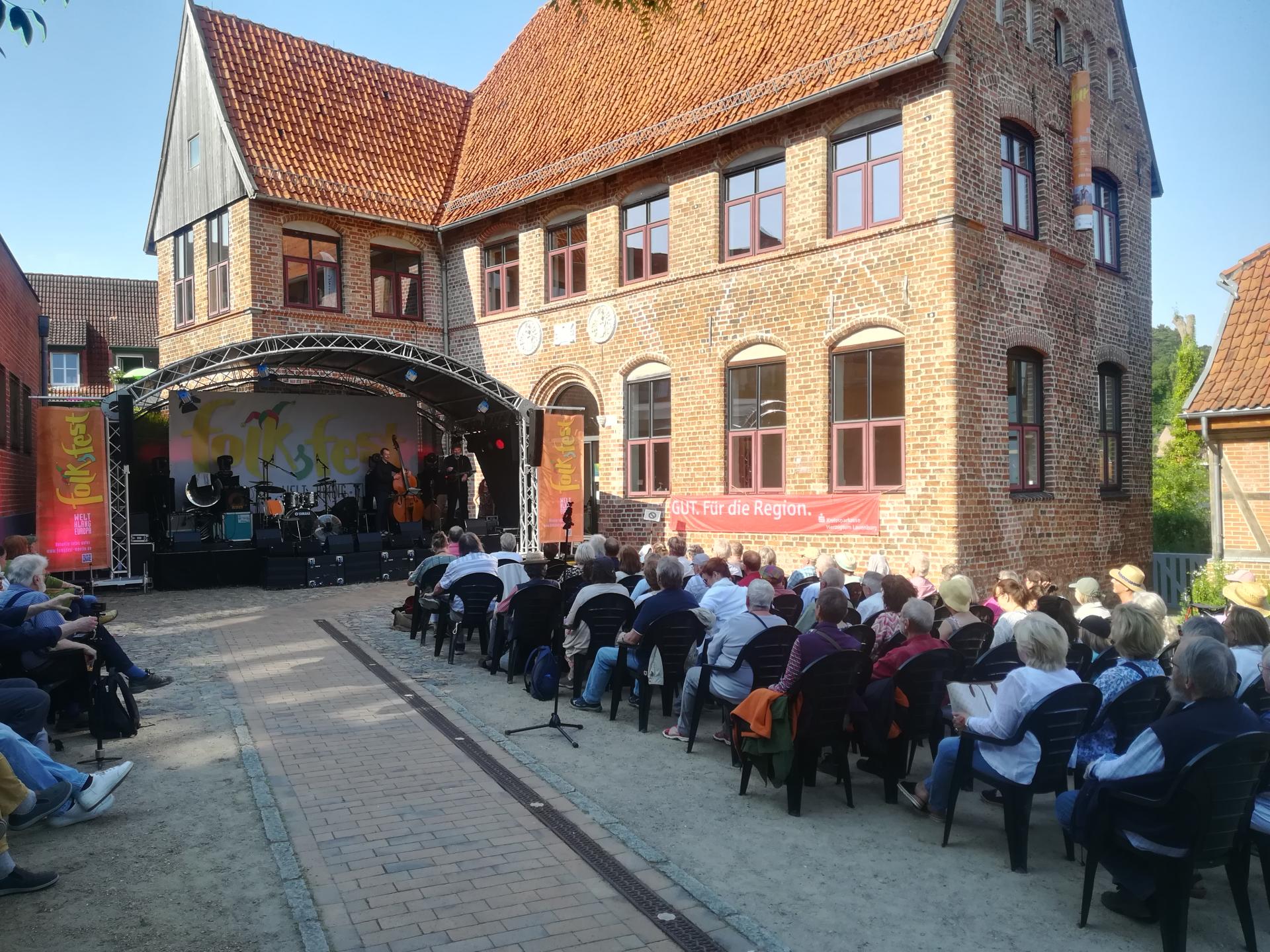 Rund 400 Besucher folgten der Einladung zum 17. Möllner Folksfest © Verein Miteinander leben e.V.