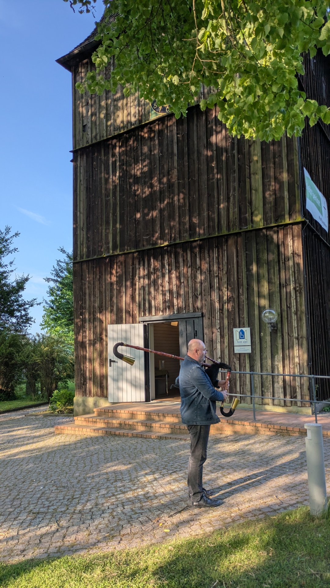 Ralf Gehler vor seinem Konzertauftritt vor der Maria-Magdalenen-Kirche in Mustin @ Verein Miteinander leben e.V.