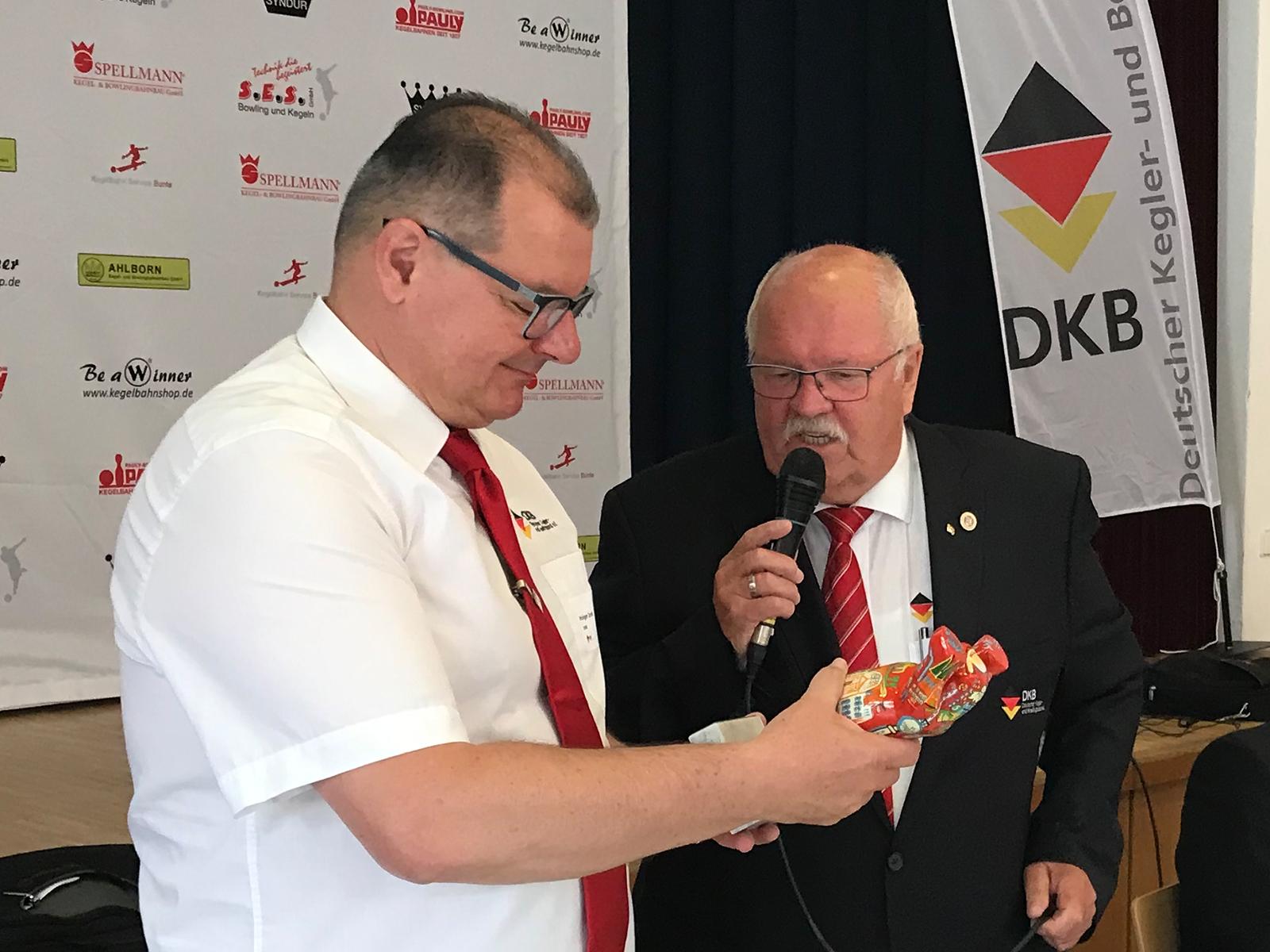 Dank von Uwe Oldenburg an den Gastgeber Holger Zurek, Präsident des Sportkegler- und Bowlingverbandes Südbaden