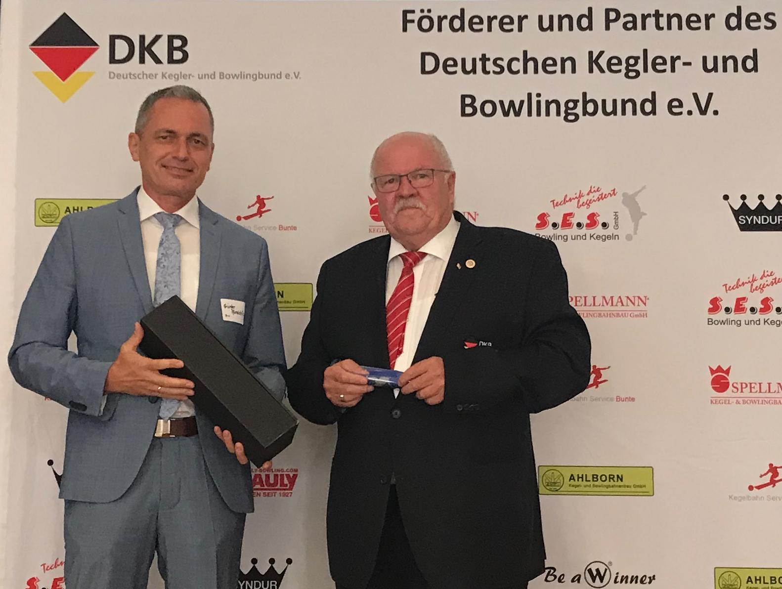 DKB-Präsident Uwe Oldenburg (rechts) mit Bürgermeister Günter Pfundstein