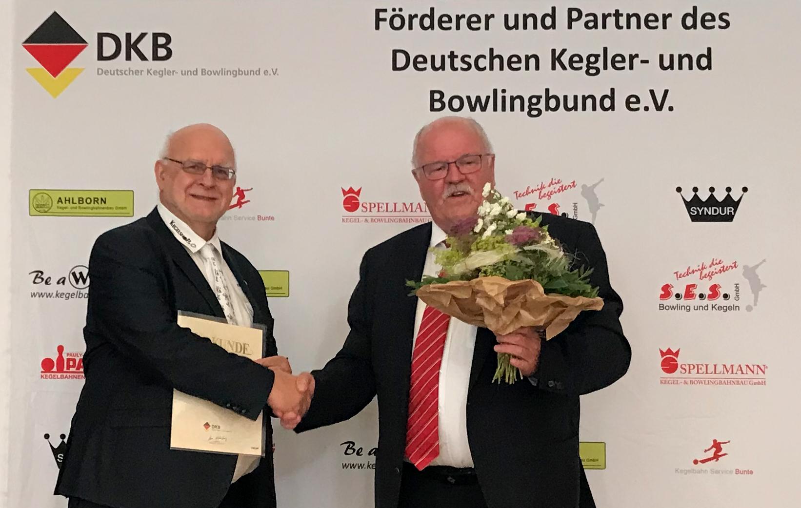 Dieter Arnold (links) von Uwe Oldenburg mit dem DKB-Verdienstabzeichen in Silber geehrt