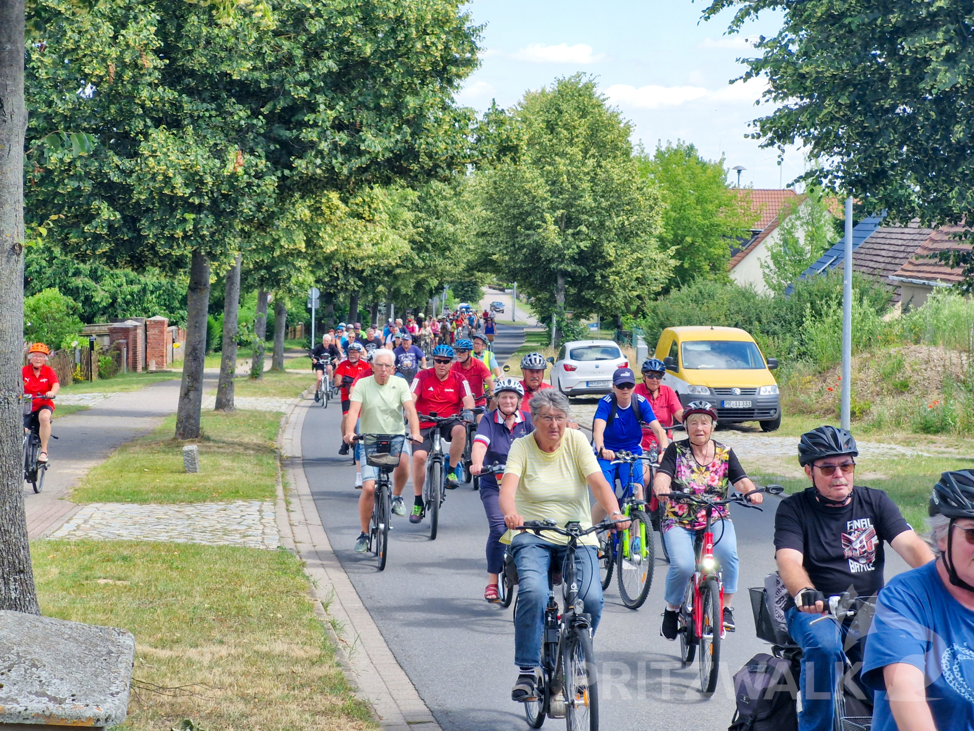 Durchfahrt durch Giesensdorf. Bei der Ausfahrt gab es einen kurzen Erho-lungsstopp wegen der kleinen Anhöhe zuvor. Foto: Stadt Pritzwalk