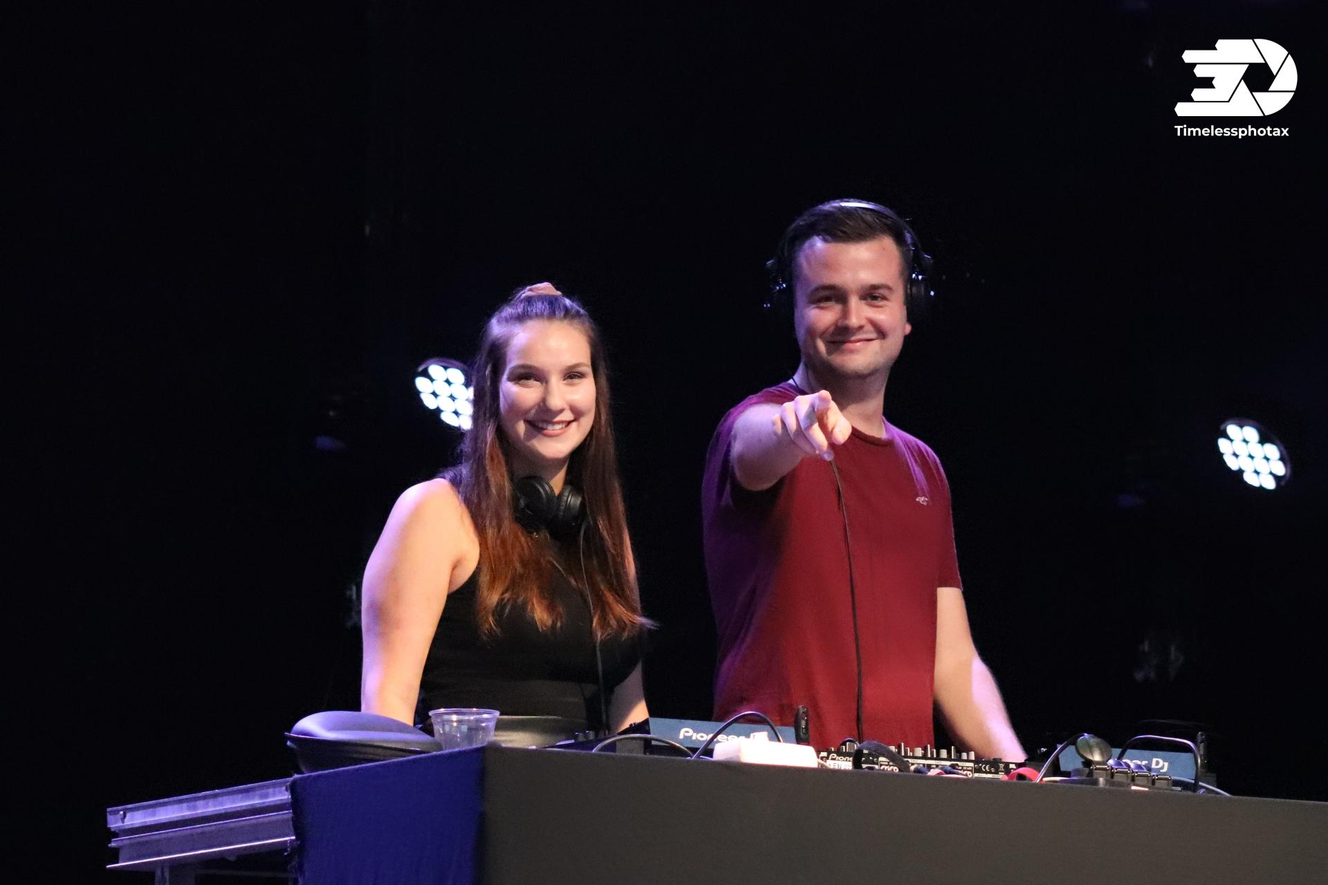 Legen am Freitag auf: Die Calauer DJs Rysann & Hedi. Foto: Timelessphotax