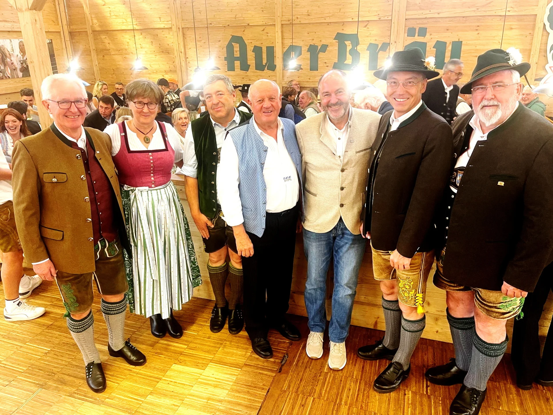 1. Bayernbund-Vorstandschaft mit Ehrengästen von links: Manfred und Sabine Karl, MdL Sepp Lausch, Kreisvorsitzender Christian Glas, Mag. Ewald Spiegl, Landrat Otto Lederer sowie MdL und Landesvorsitzender Sebastian Friesinger.