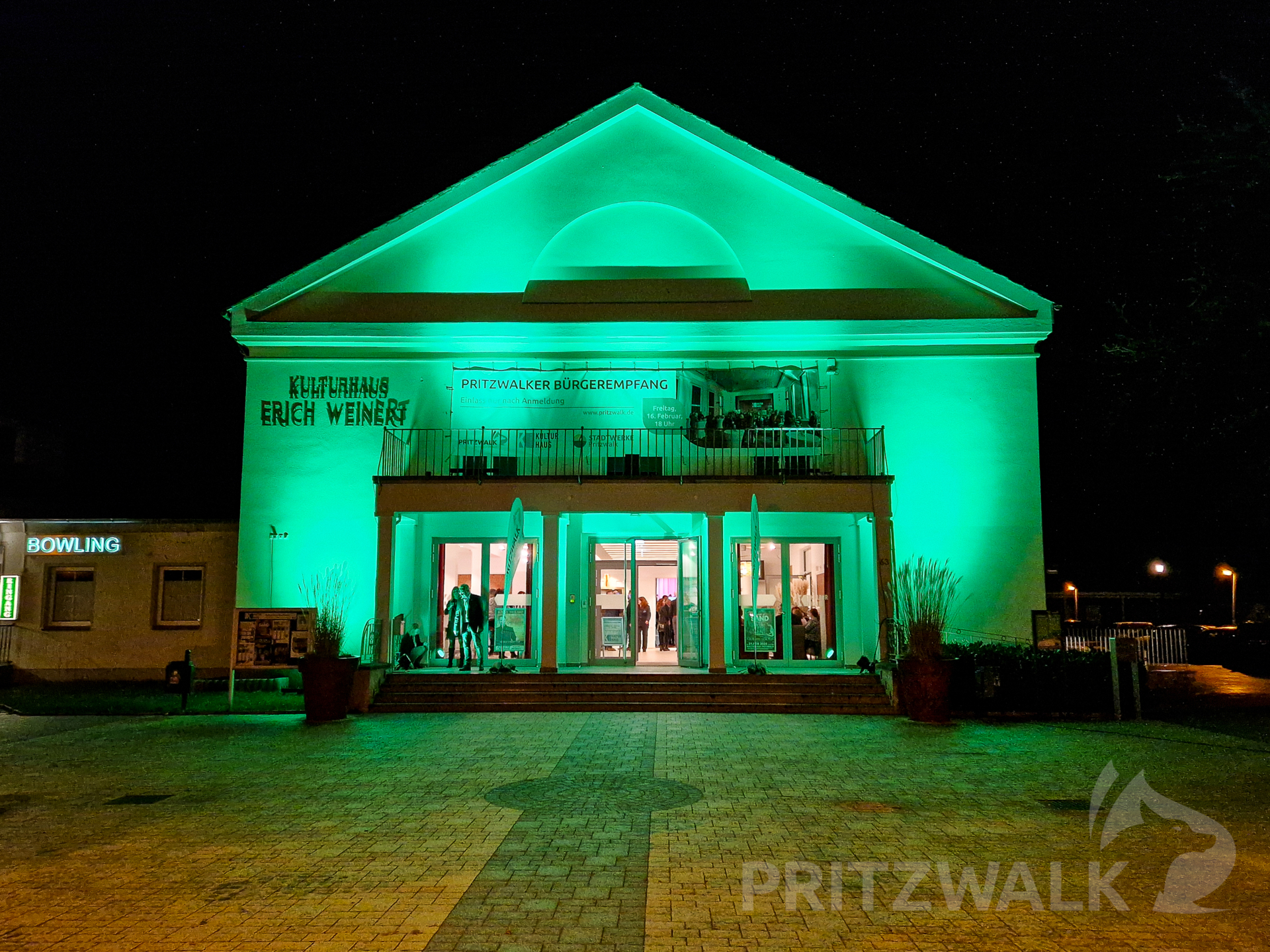 Leuchtend grün lud das Pritzwalker Kulturhaus am Abend. Foto: Beate Vogel