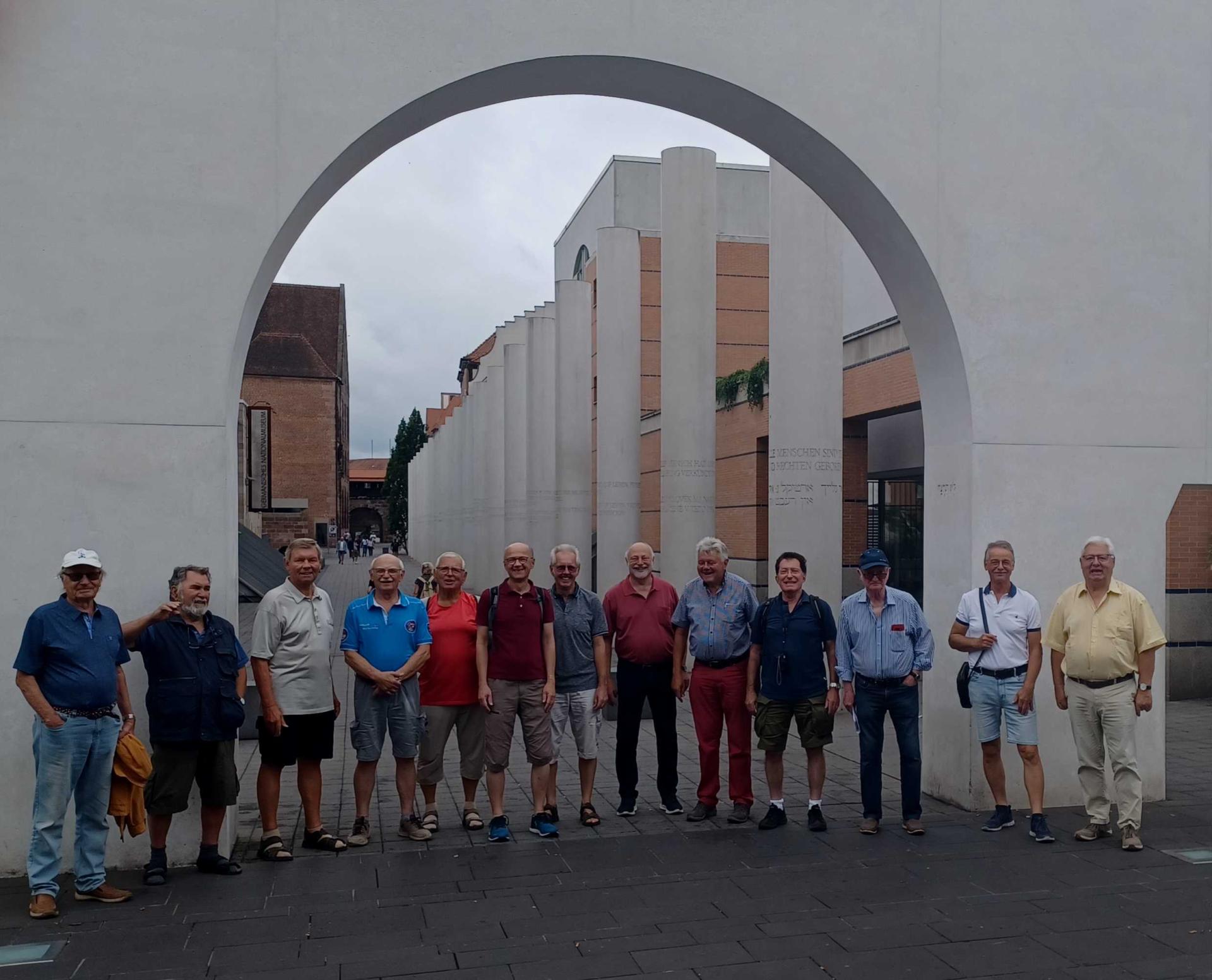 Die TSV-Männer-Gymnastik-Gruppe aus Rodenbach am „Eingang zur Straße der Menschenrechte“ in Nürnberg