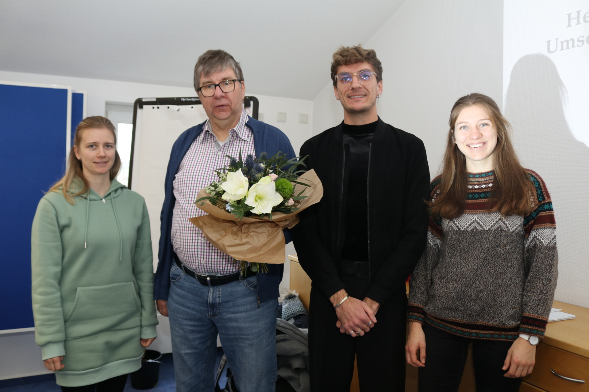 Viktoria Lehmann (l.), Thorben Prünte (2.v.r.) und Hannah Politowski (r.) bedanken sich bei Winfried Meilwes (2.v.l.)