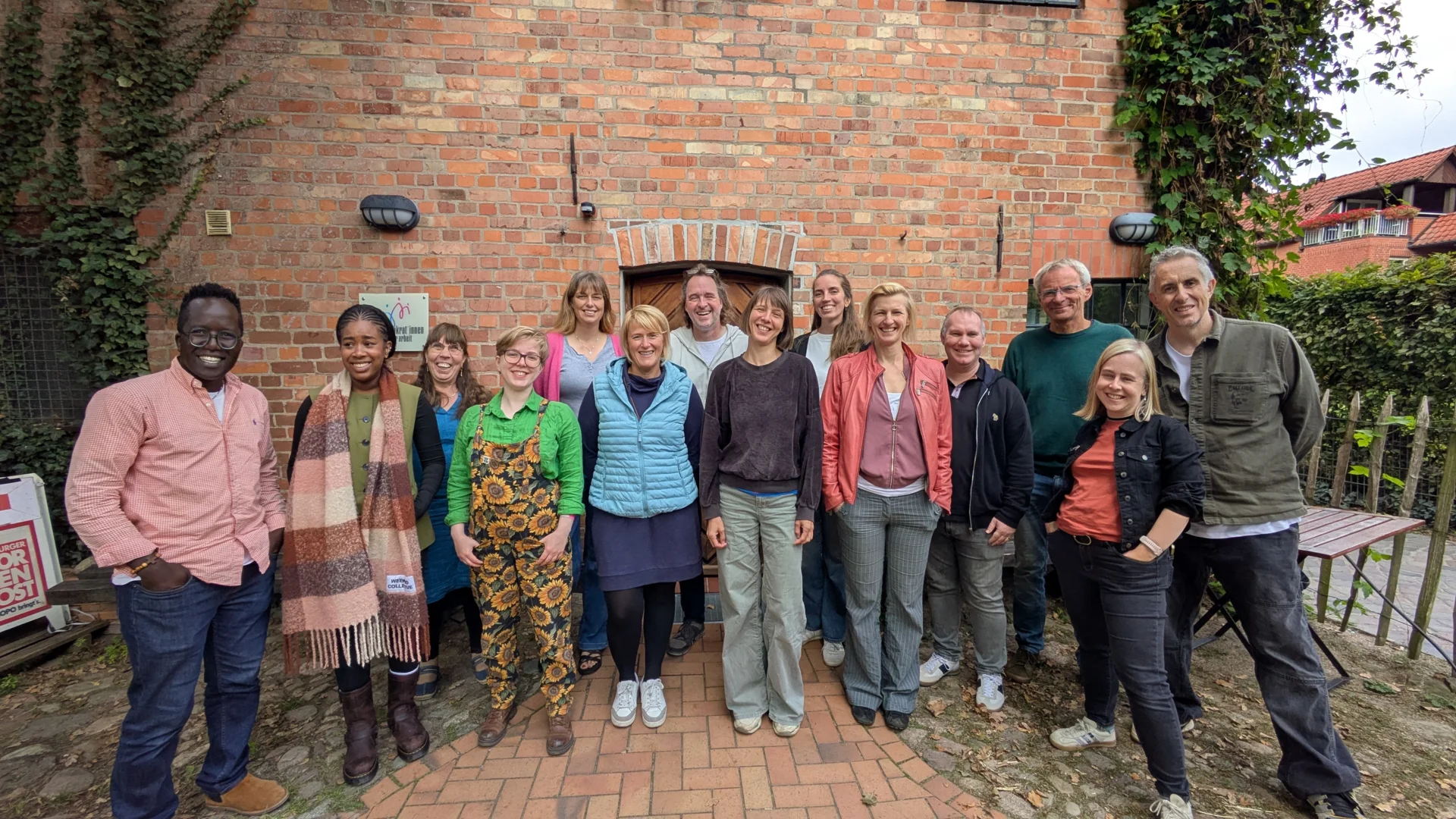 Die Teams des Vereins Miteinander leben e.V. und Peshkar Productions vor der Internationalen Begegnungsstätte 'Lohgerberei' © Verein Miteinander leben e.V.