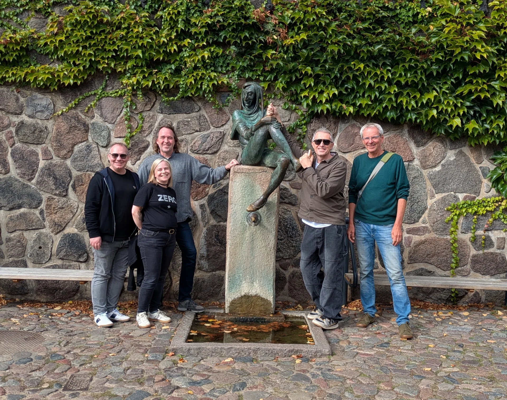 Ein inspirierender Stadtrundgang in Mölln bereicherte die gemeinsame Projektarbeit (vl.) David Holden-Locke, Steph Brocken, Mark Sauer, Jörg-Rüdiger Geschke und Jim Johnson © Verein Miteinander leben e.V.