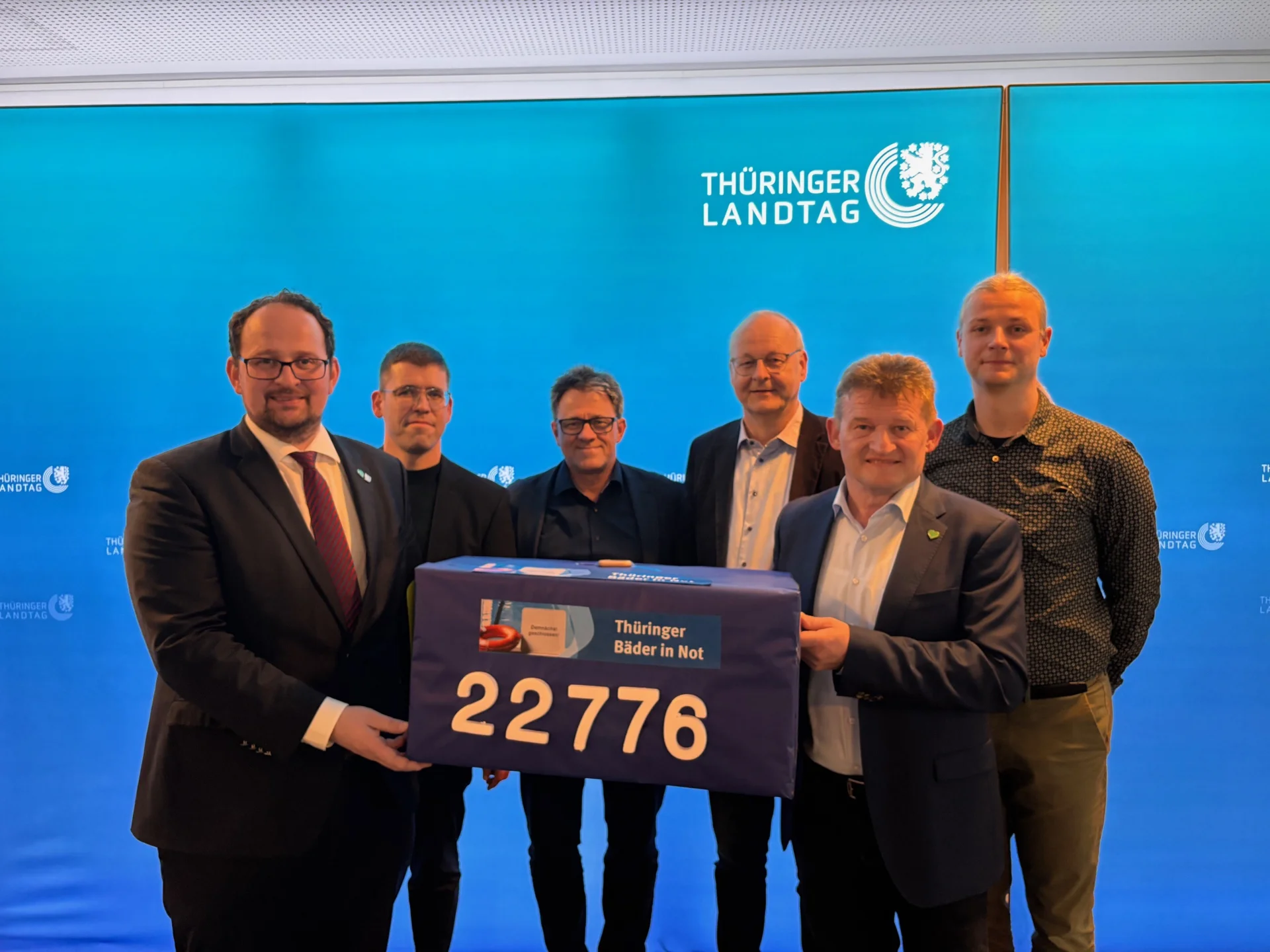 Übergabe 22.776 Unterzeichnungen Petition Bäder in Not am 5.3.26 an Landtagspräsident Dr. König