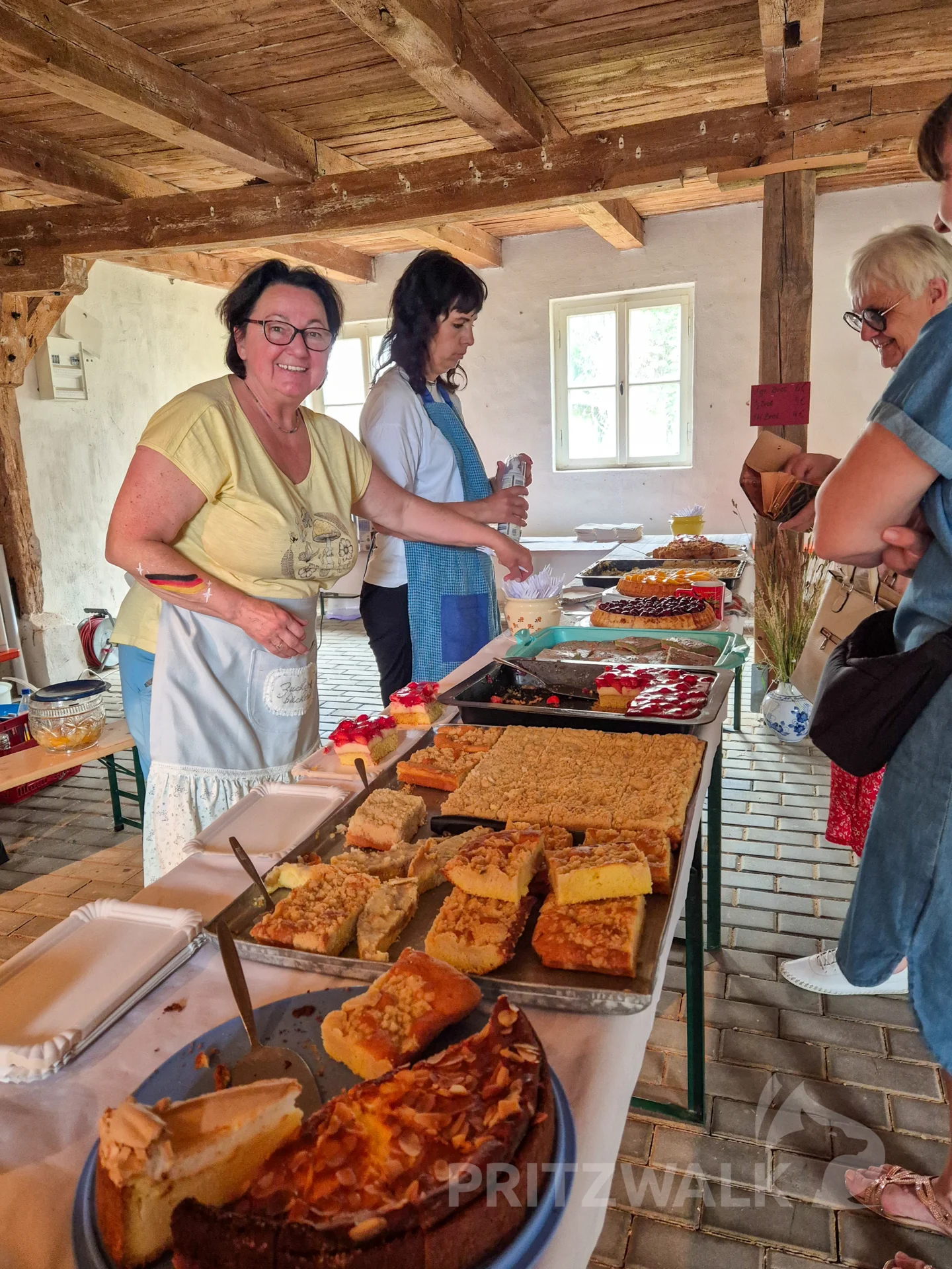 Brot aus dem Buschbackofen und Kuchen von den Frauen aus Streckenthin gab es beim Dorffest. Foto: Stadt Pritzwalk