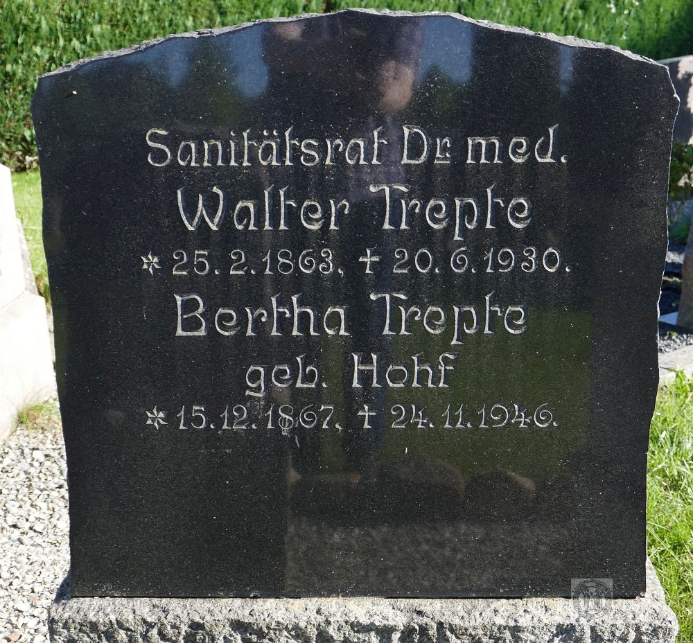 Der Grabstein der Eheleute Trepte auf dem Friedhof Westrhauderfehn-Untenende.