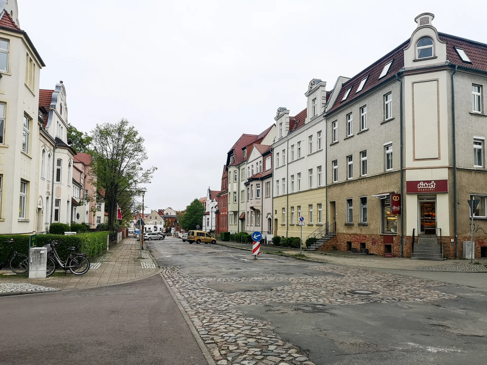 Vor der Sanierung hatte die Straße einen maroden Belag und hohe Borde. Foto: Stadt Pritzwalk