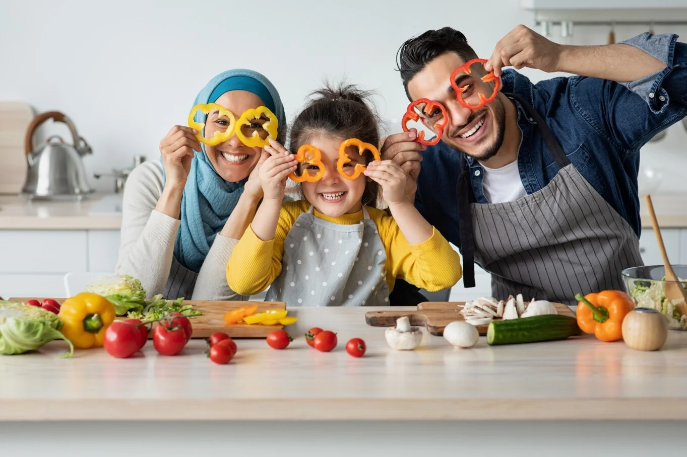 Arabische Familie hat Spaß beim Kochen
