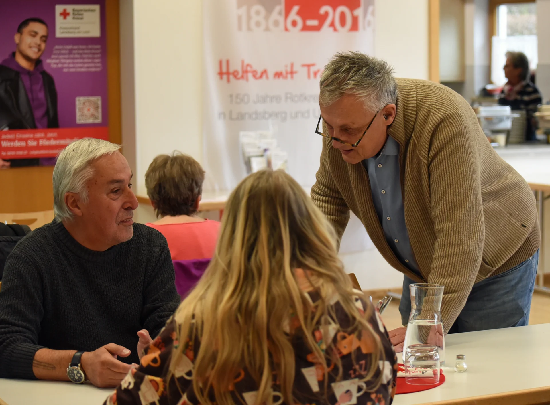 Initiator Harald Walter (rechts) im Gespräch mit Gästen der Silbertafel. - Foto: Sibylle Seidl-Cesare