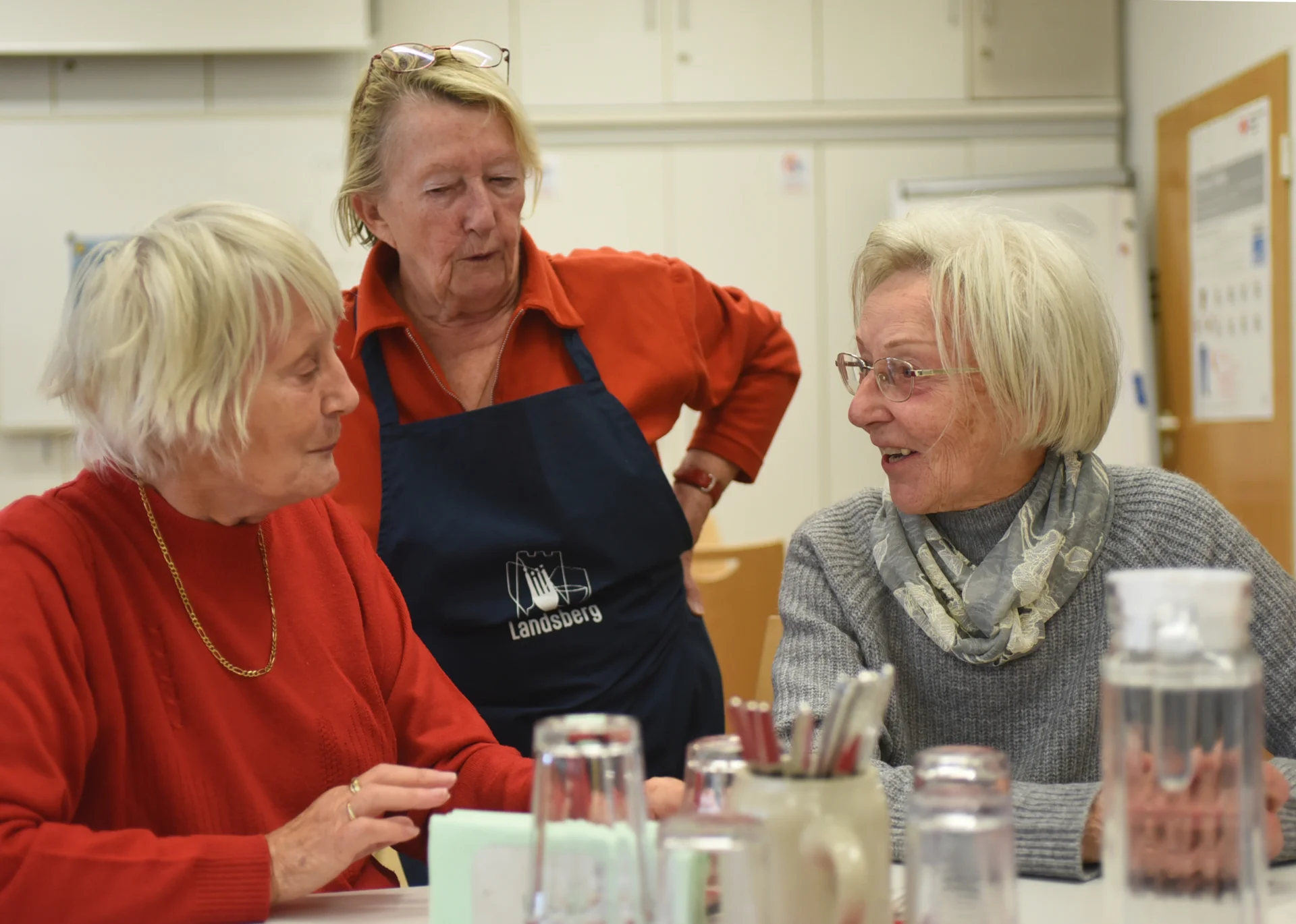 Geselligkeit und gute Laune stehen bei den Gästen und ehrenamtlichen Mitarbeitern der Silbertafel hoch im Kurs. - Foto: Sibylle Seidl-Cesare