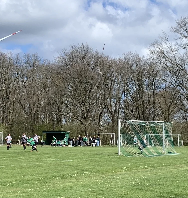 Sicher vom Punkt: Kevin Pretzl erzielt das zwischenzeitliche 1:1 gegen Golkrath.