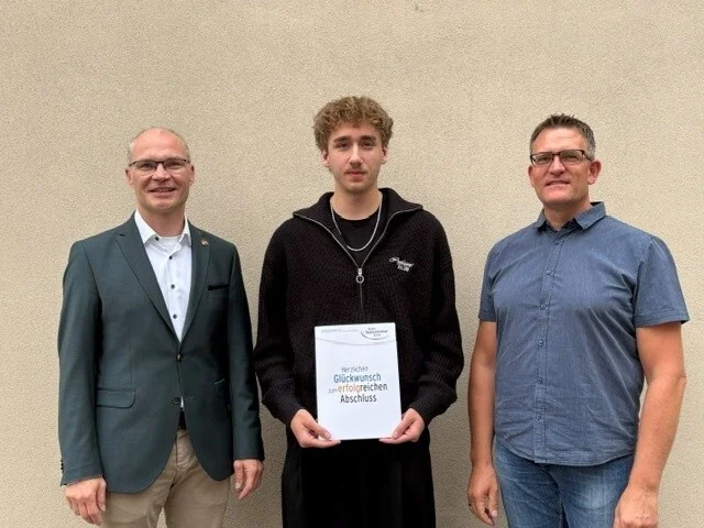 Zeugnisübergabe Auzubildender IT