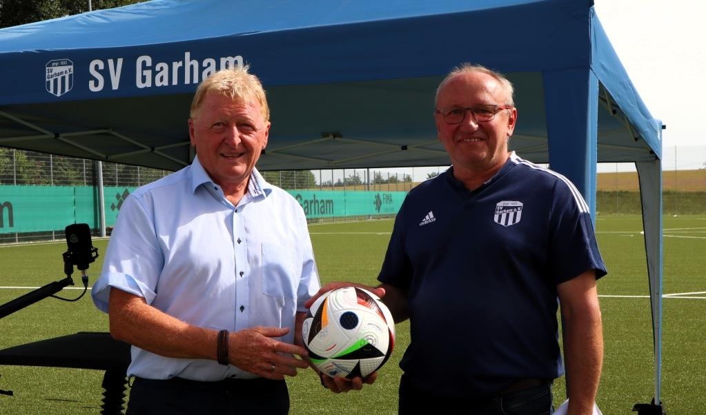 BLSV-Vorsitzender Walter Knoller übergibt einen offiziellen EM-Fußball an Vorstand Josef Leizinger (v.l.) vom SV Garham.