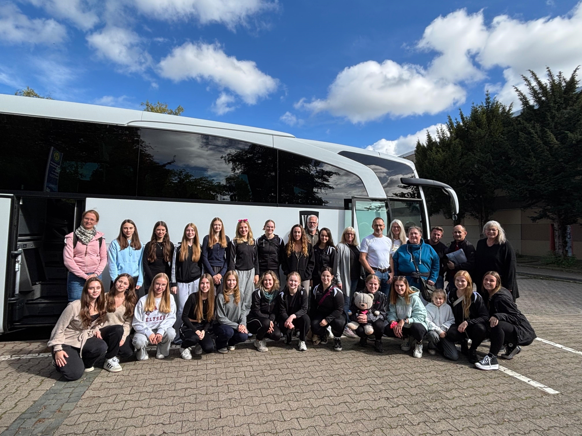 TGW Gruppe vor dem Bus