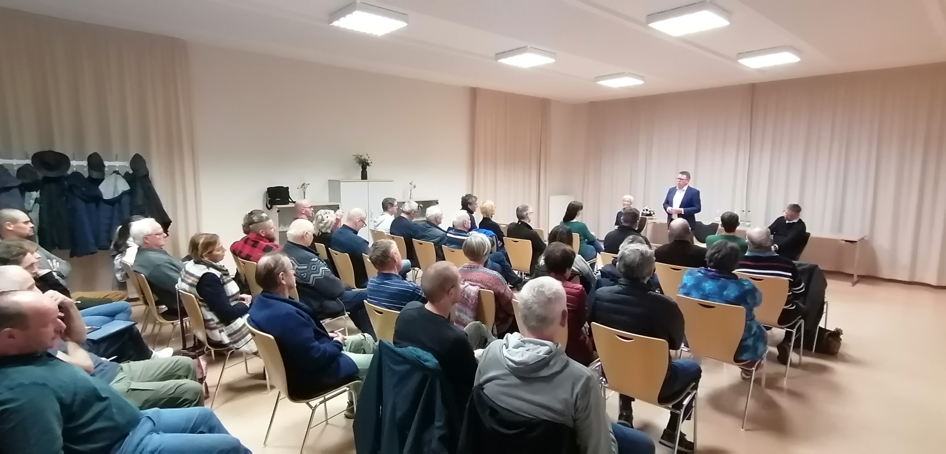 Einwohnerversammlung in Waldow - Heiko Jahn von der Wirtschaftsregion Lausitz spricht über Energieautarkie. Foto: Dörthe Ziemer
