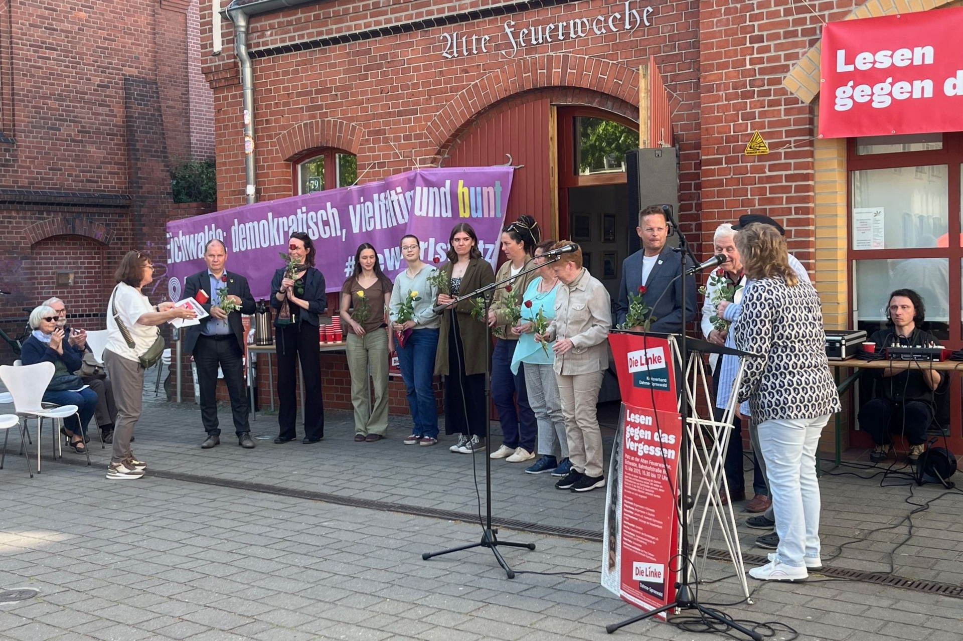 Statt eines Honorars gab es am Ende eine Rose für die Mitwirkenden. Foto: Birgit Mittwoch