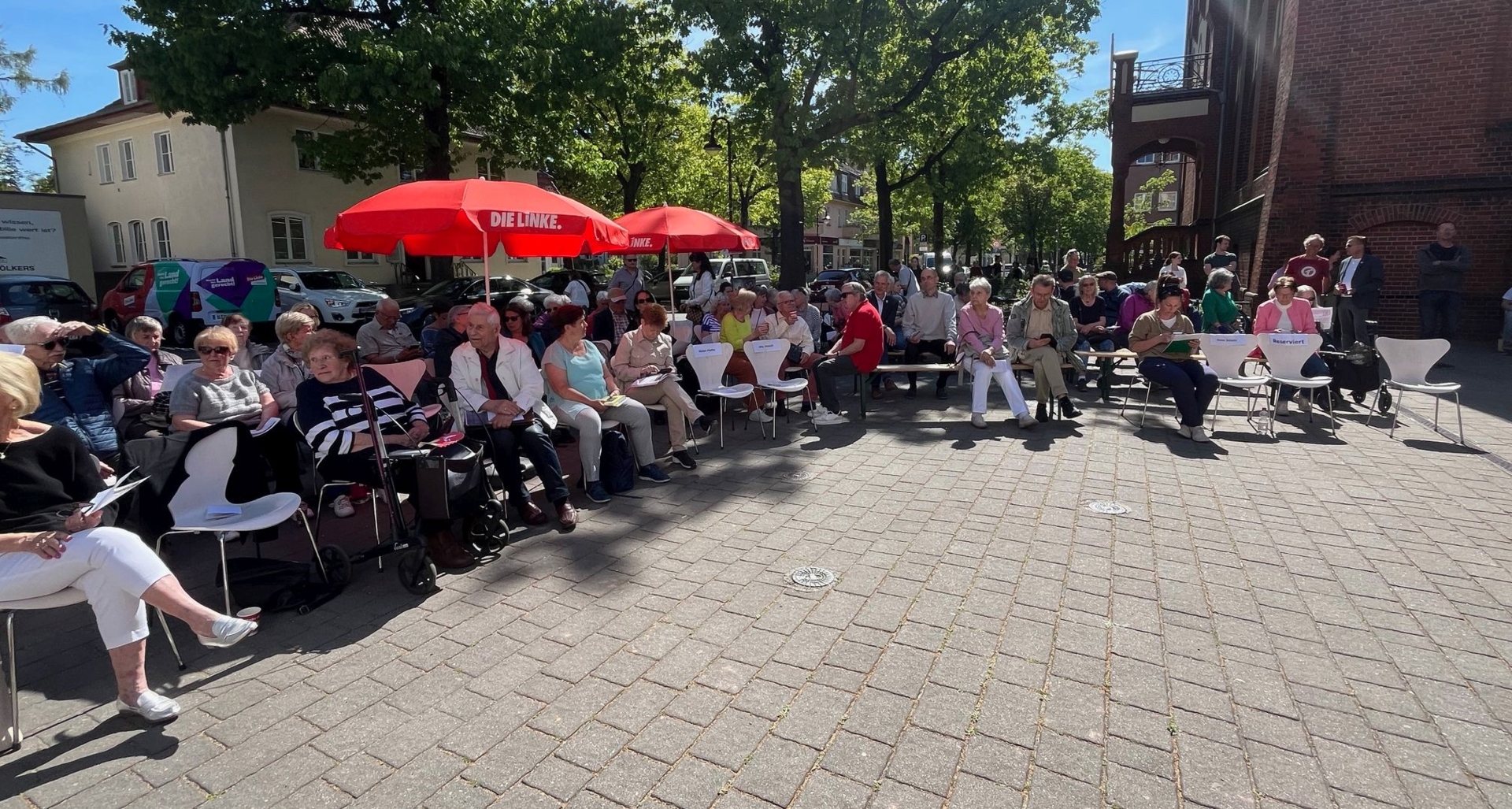 Rund 100 Besucher waren gekommen, darunter einige Passanten, die bis zum Ende sitzen blieben. Foto: Birgit Mittwoch