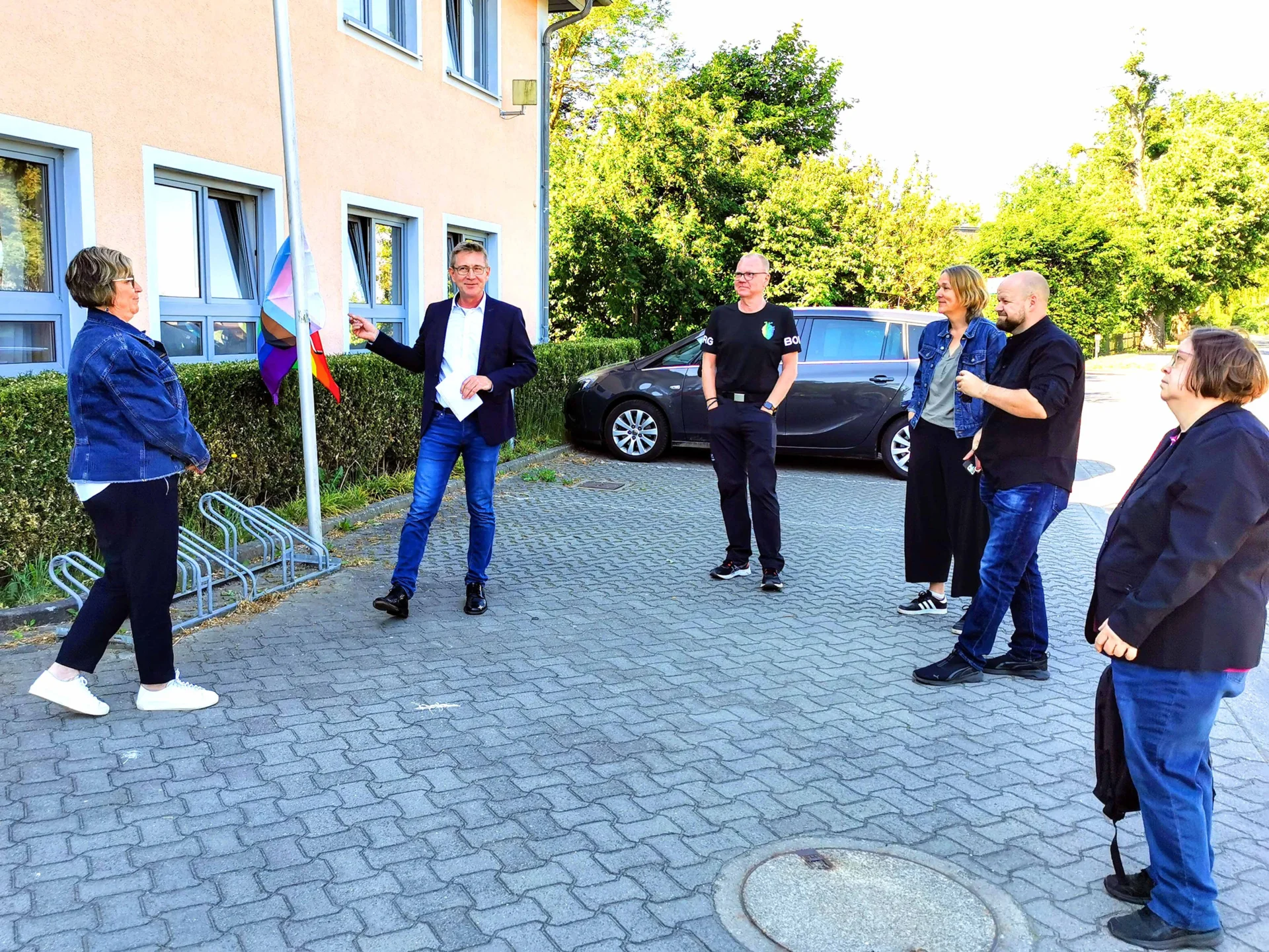 Hissung_der_Regenbogenfahne_2024